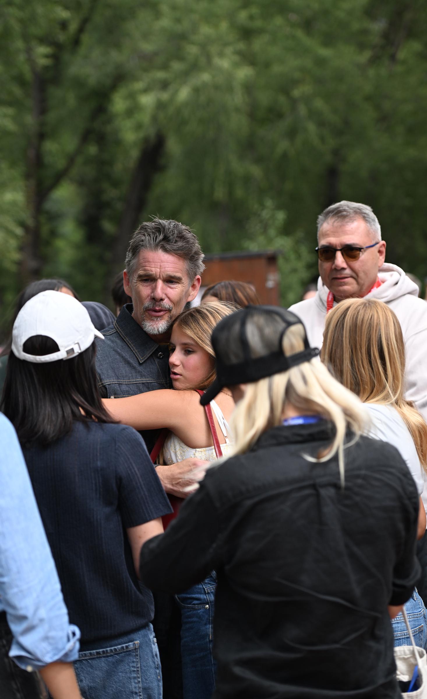 Ethan Hawke hugged daughter Indiana Hawke at the 2025 Telluride Film Festival on August 31 in Colorado, United States, wrapping an arm around her in a protective embrace as they stood among festivalgoers — a candid father-daughter moment that captured their close bond away from the red carpet glare.