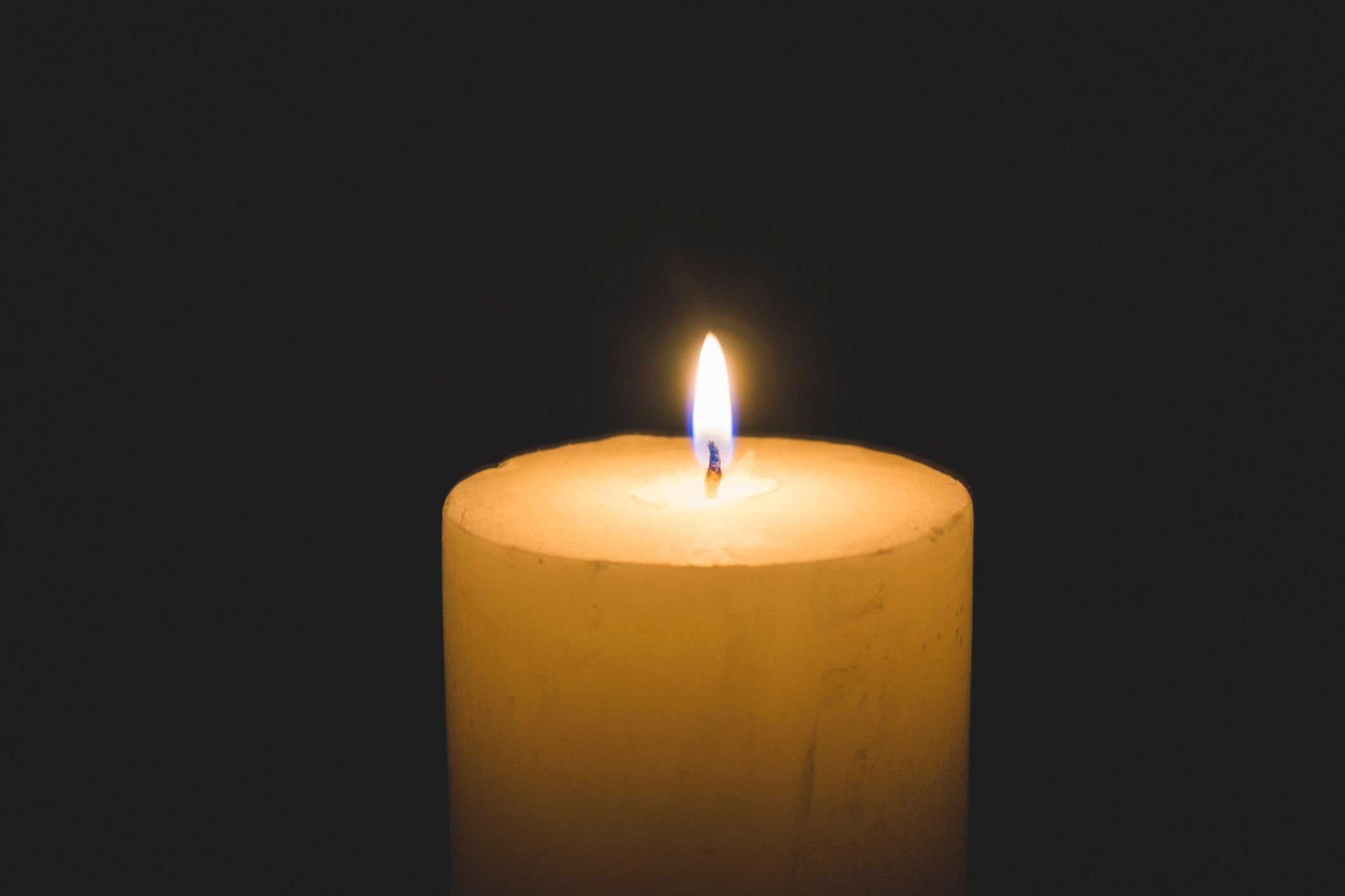 Eine brennende Kerze. | Quelle: Stock Fotografie via Shutterstock