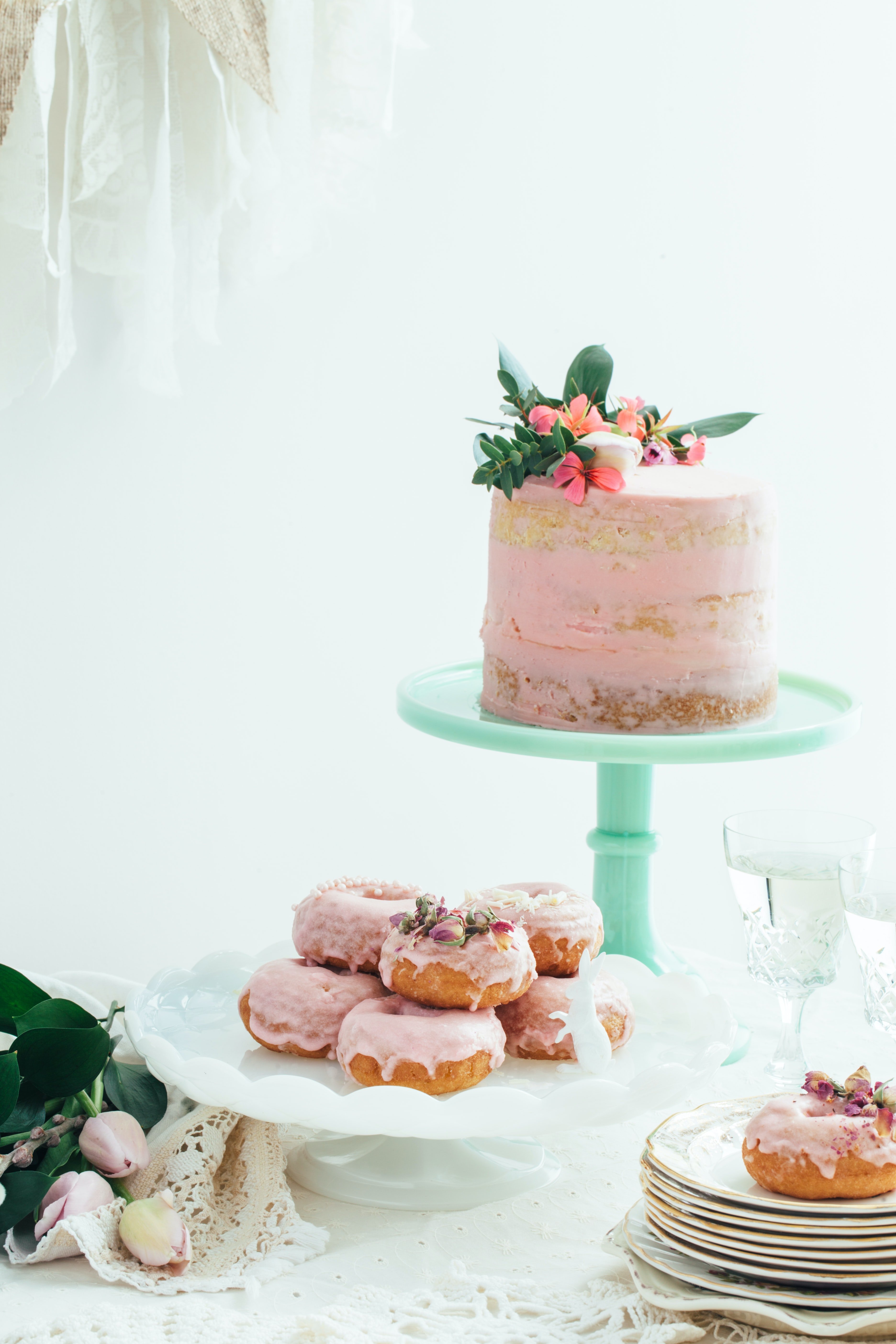 Una mesa con un pastel y postres. | Foto: Unsplash