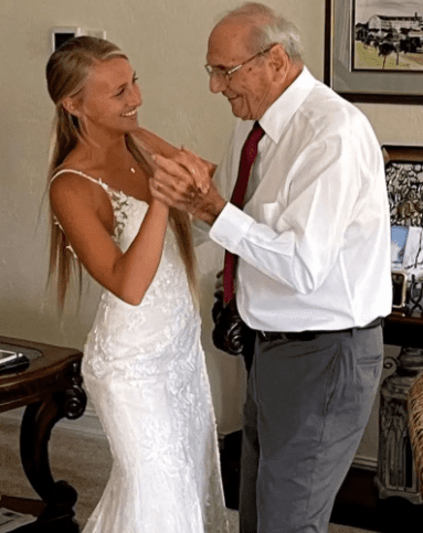 Natalie y su abuelo Nelson bailan. | Foto: captura video YouTube/SWNS