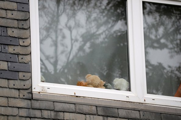 Teddybären in dem Fenster der Wohnung, wo 5 Kinder tot aufgefunden wurden, Solingen, 3. September 2020 | Quelle: Getty Images