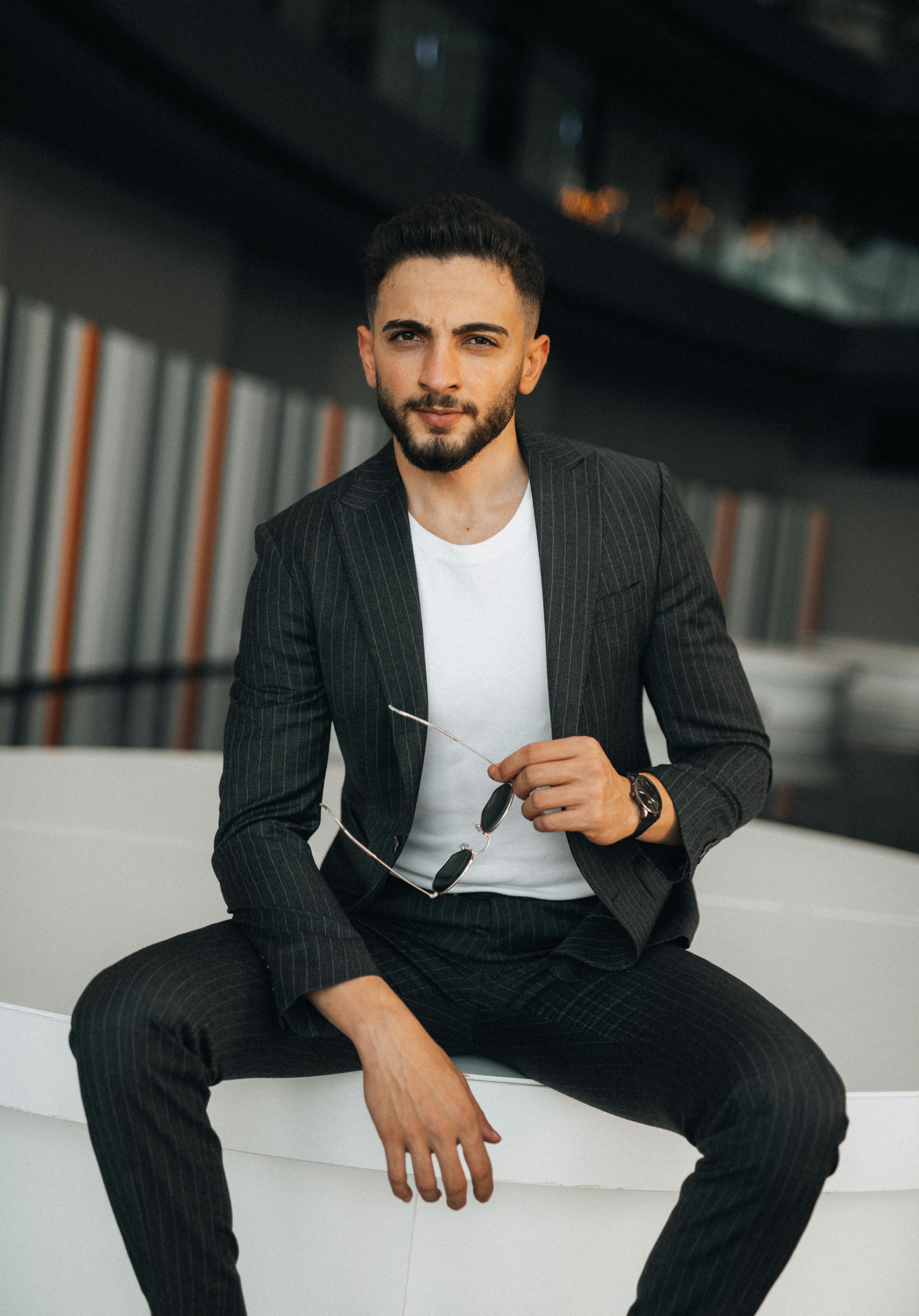 A man posing in a suit | Source: Pexels