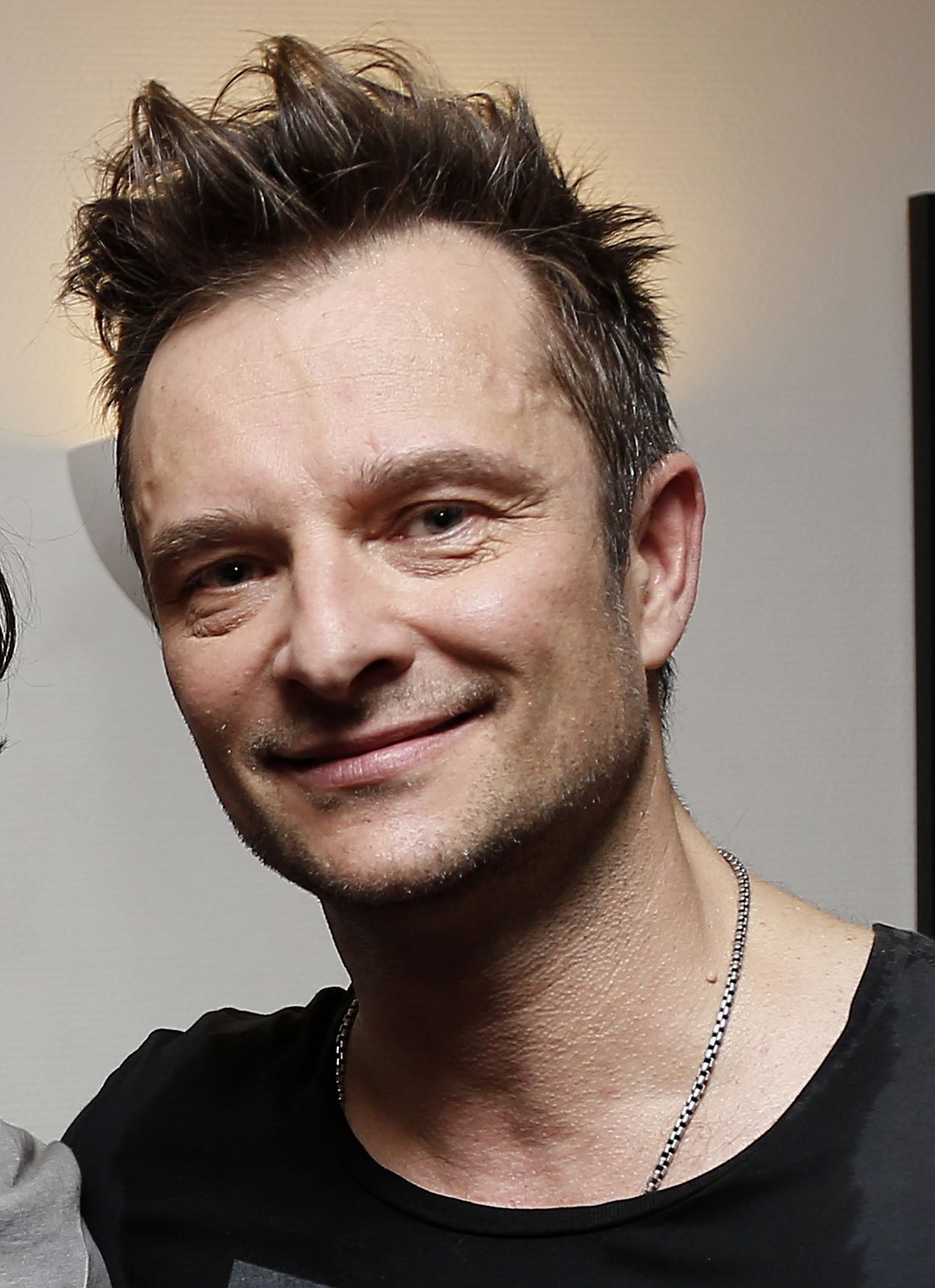 David Hallyday se produisent en direct au Théâtre Comedia à Paris, France. | Photo : Getty Images