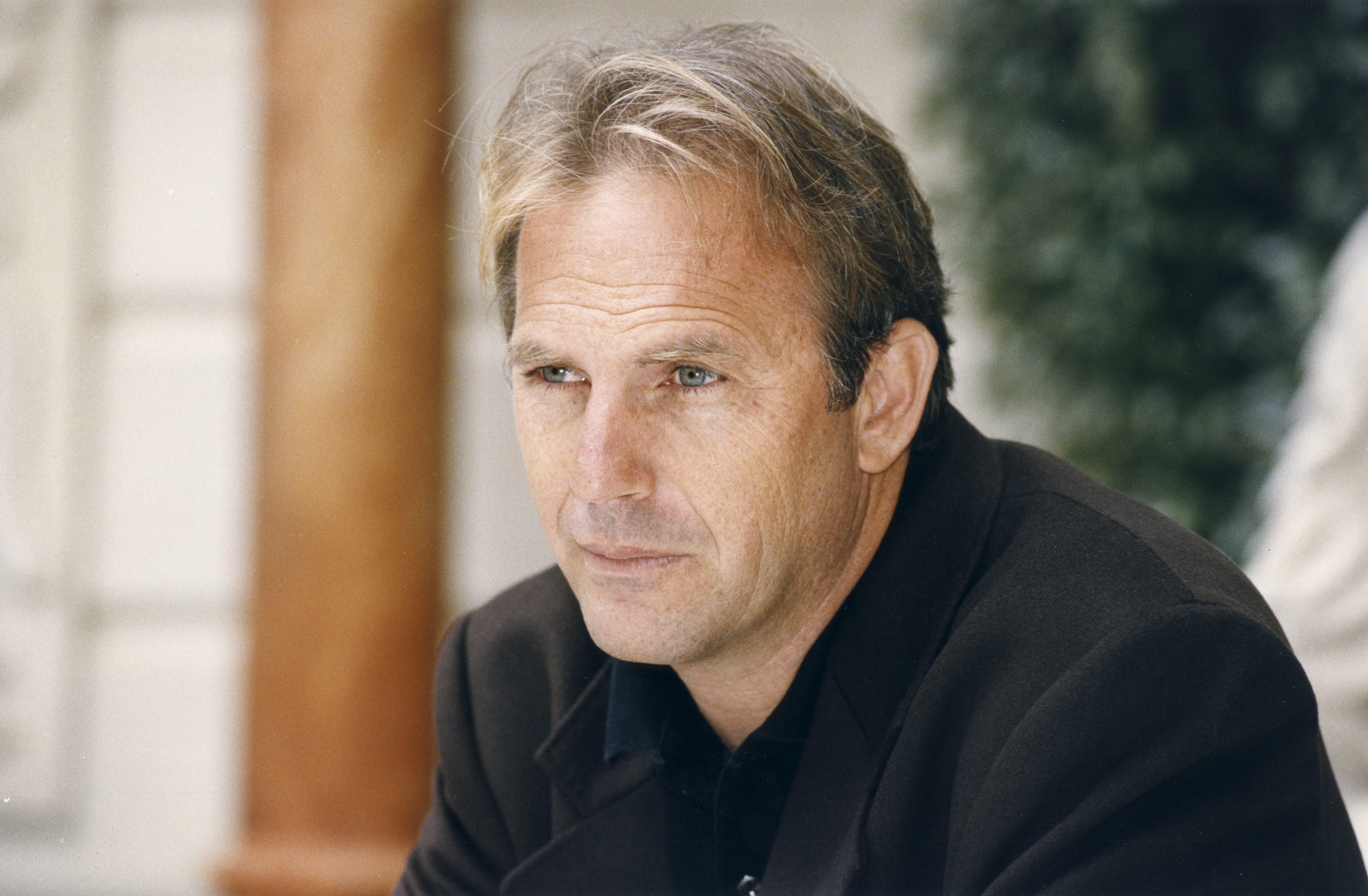 Kevin Costner posing for a promotional photo for the film "The Postman" in Paris, France, on February 16, 1998 | Source: Getty Images