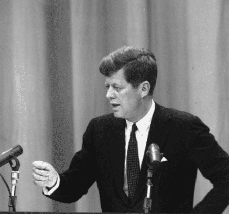Amerikanischer Präsident John F Kennedy (1917 - 1963) gibt eine Pressekonferenz kurz nach dem erfolgreichen Flug ins All. | Quelle: Getty Images
