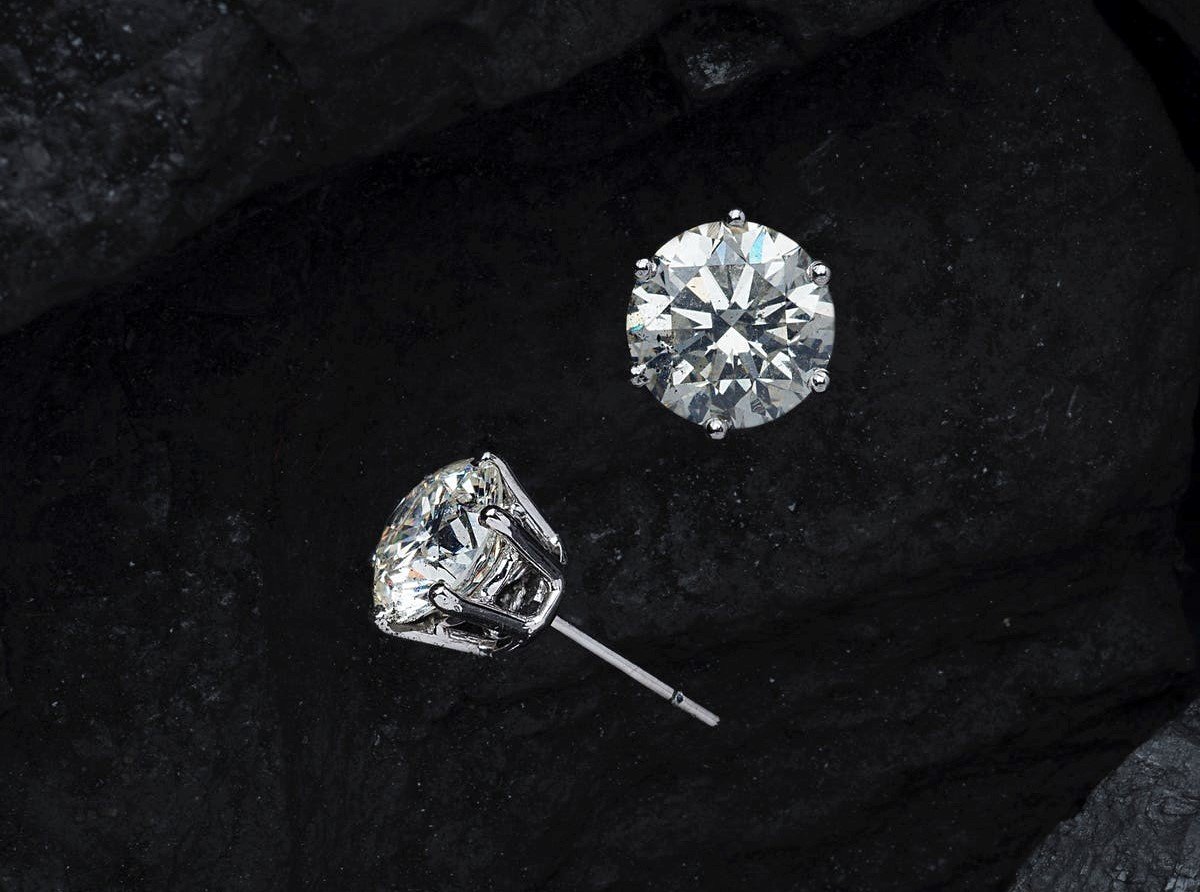 Diamond earrings | Source: Pexels