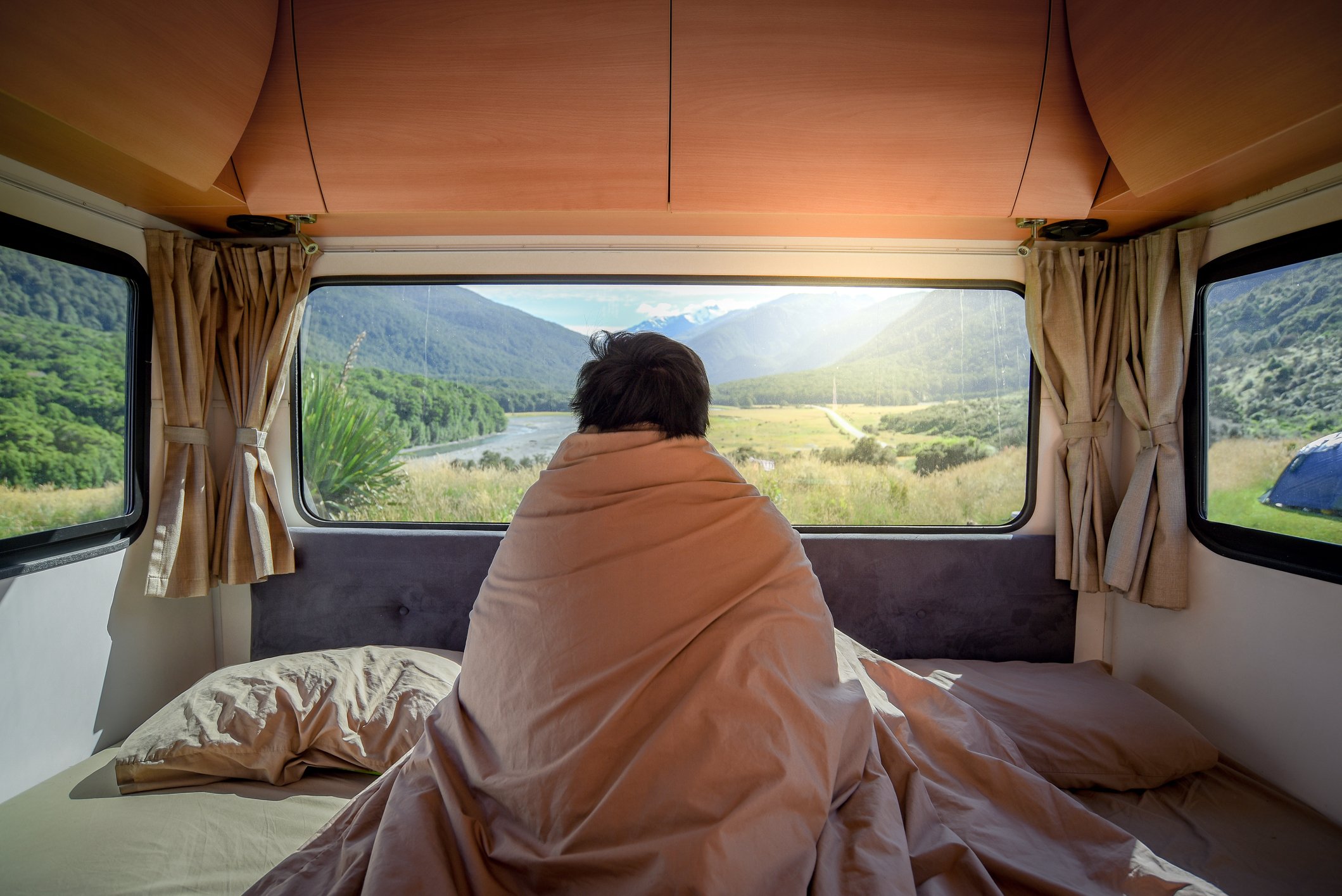 Mann sitzt in einem Wohnwagen. I Quelle: Getty Images