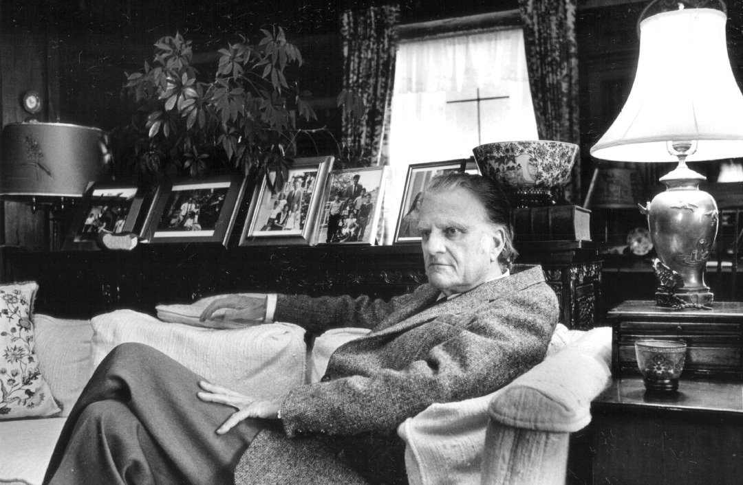Billy Graham in the living room of his home at Montreat North Carolina. The home contains many artifacts from China where his wife, daughter of a medical missionary, grew up. | Source: Getty Images