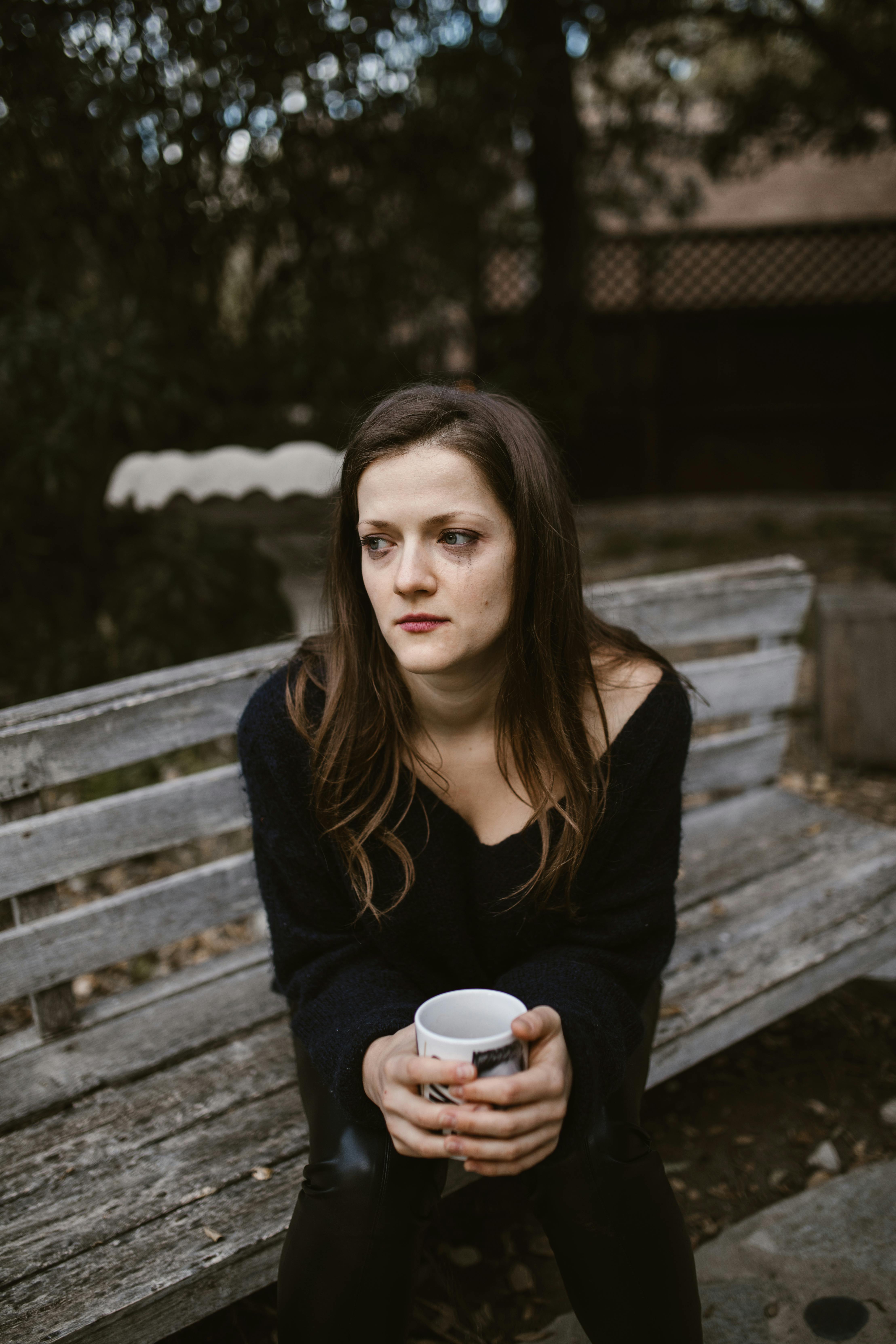 Woman crying in the park | Source: Pexels