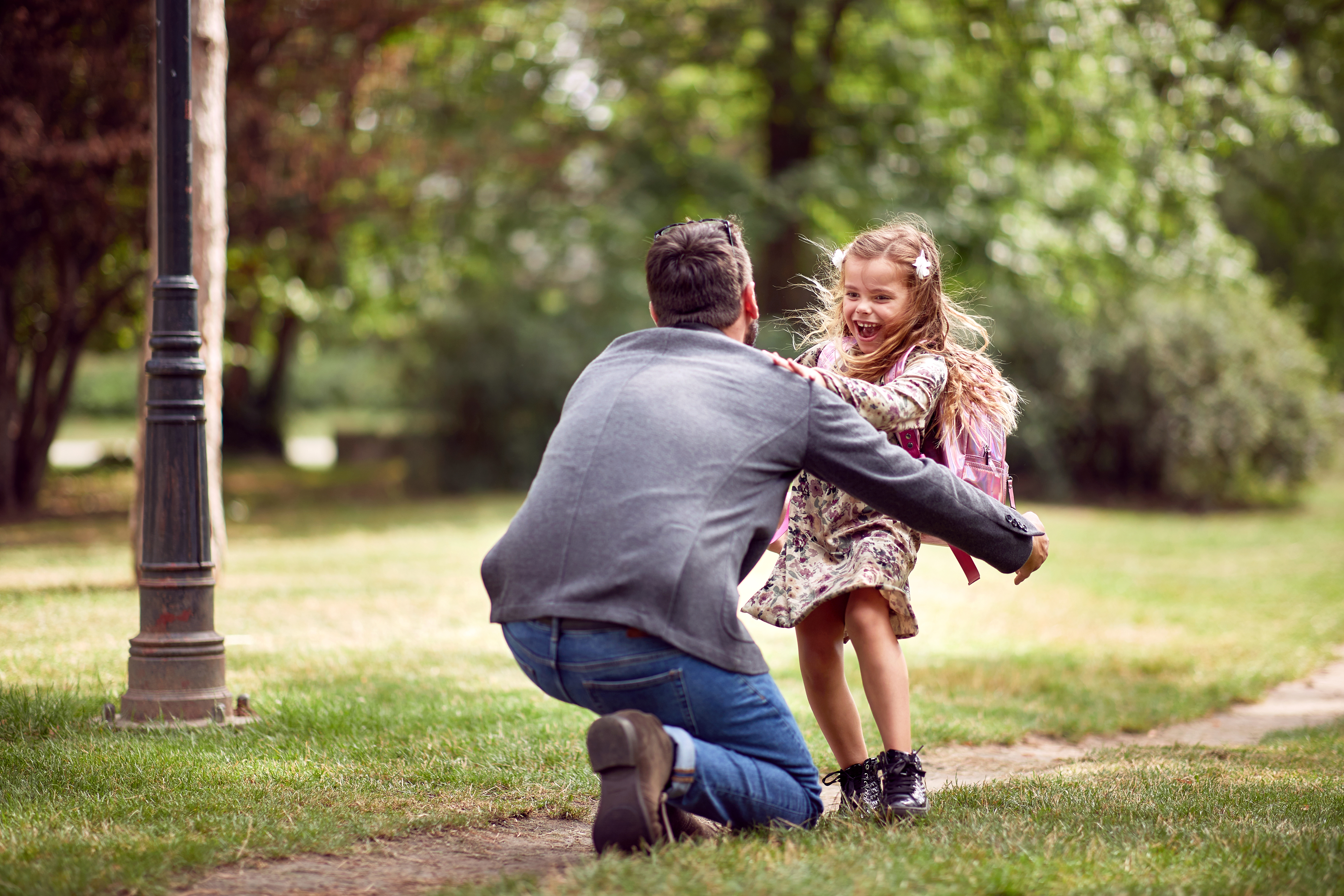 Man playing with a little girl in a park | Source: Shutterstock
