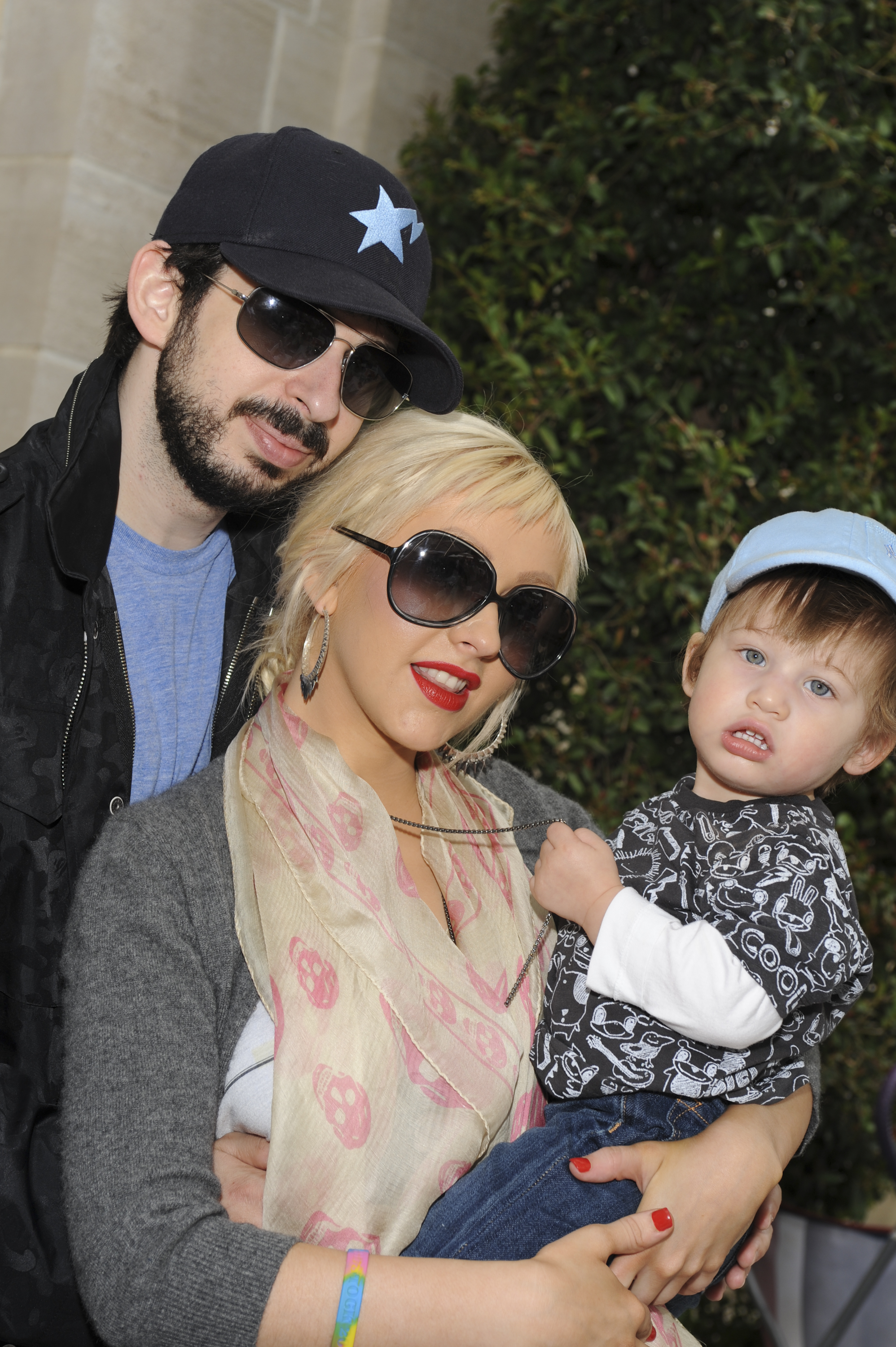 Jordan Bratman, Christina Aguliera and son Max Liron Bratman pose at The 3rd Annual Kidstock Music and Arts Festival at Greystone Mansion on May 31, 2009, in Beverly Hills, California | Source: Getty Images