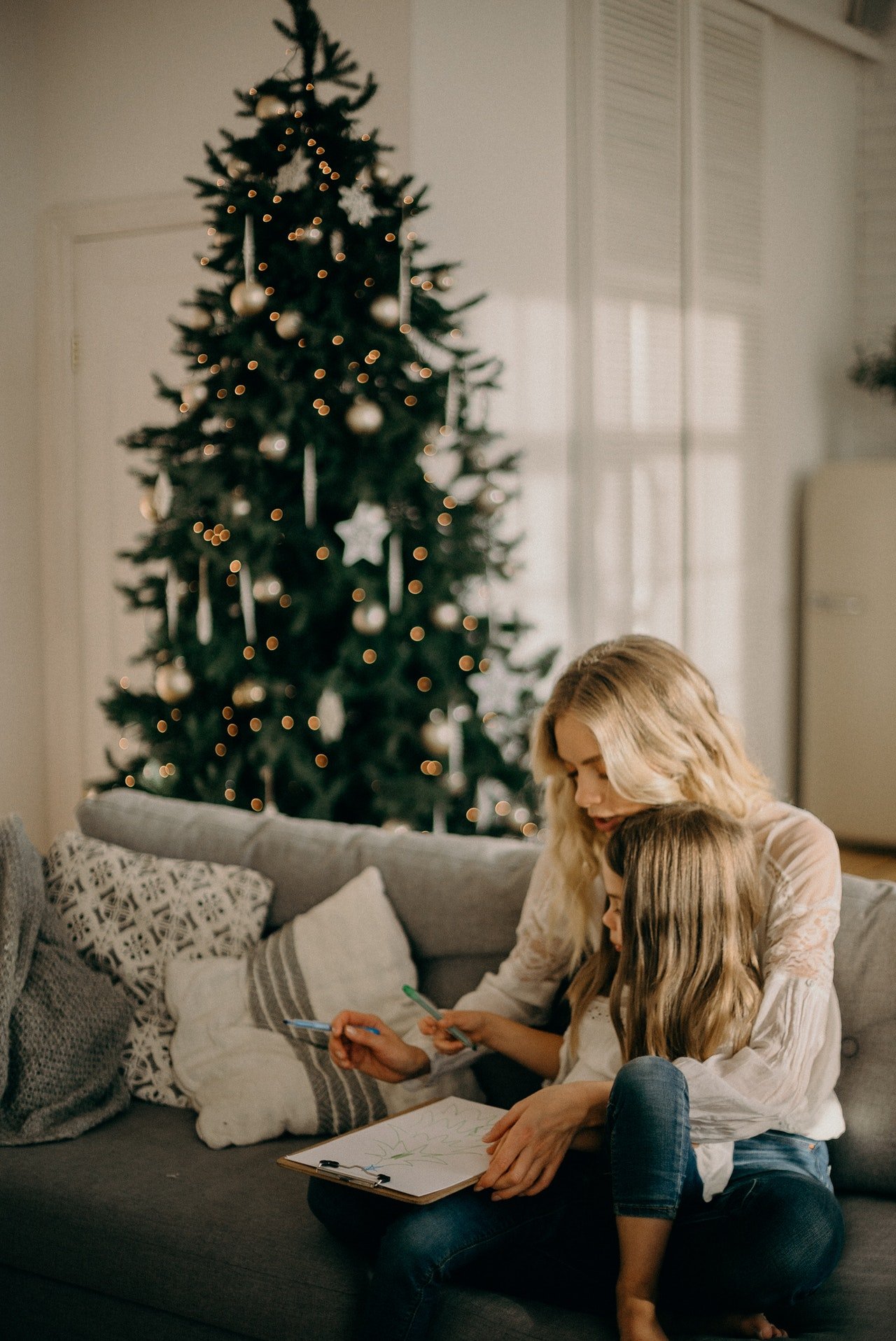 Woman and her daughter spending time together | Photo: Pexels
