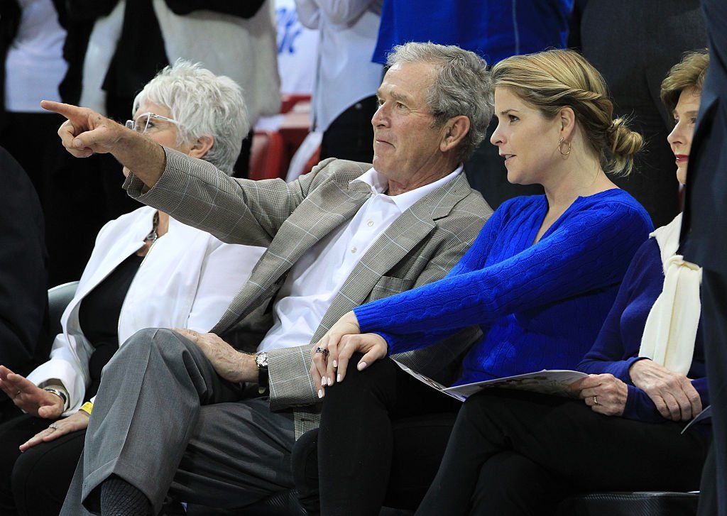 President George W. Bush and his daughter Jenna Bush Hager during the American Athletic Conference college basketball game on March 05, 2014. | Photo: Getty Images