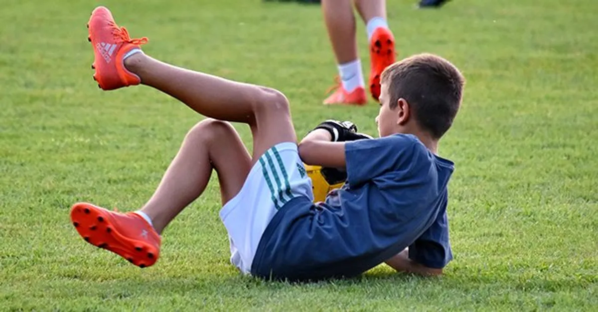 Un enfant jouant au foot. | Photo : Unsplash