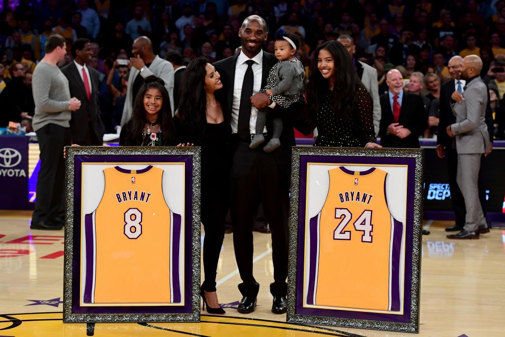 La familia Bryant celebra el retiro de los números de camisetas "8" y "24" de Los Angeles Lakers para celebrar los 20 años de carrera de Kobe. | Foto: Getty Images 