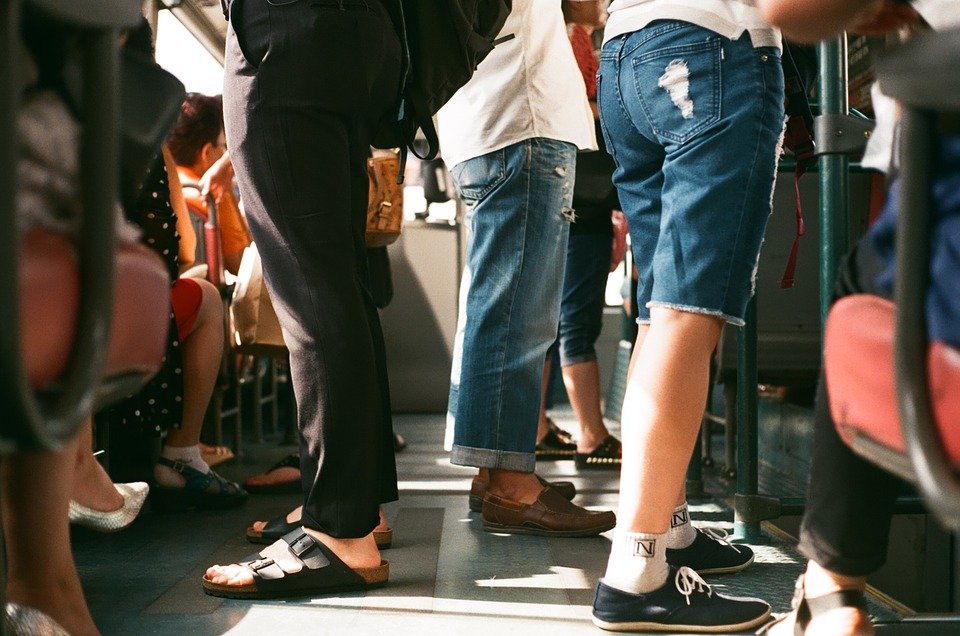 Des gens dans un bus. | Photo : Pexels