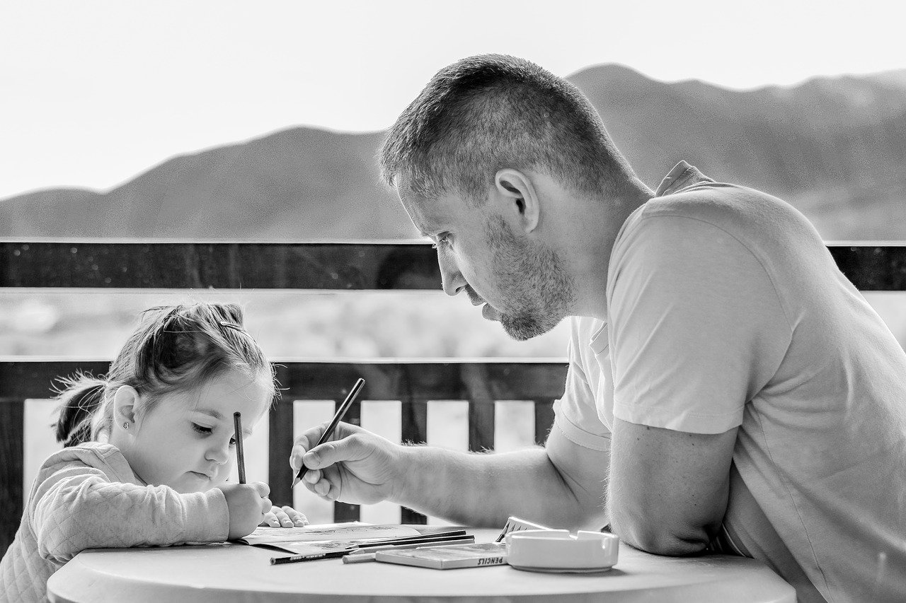 Padre e hija haciendo tareas. | Foto: Pixabay