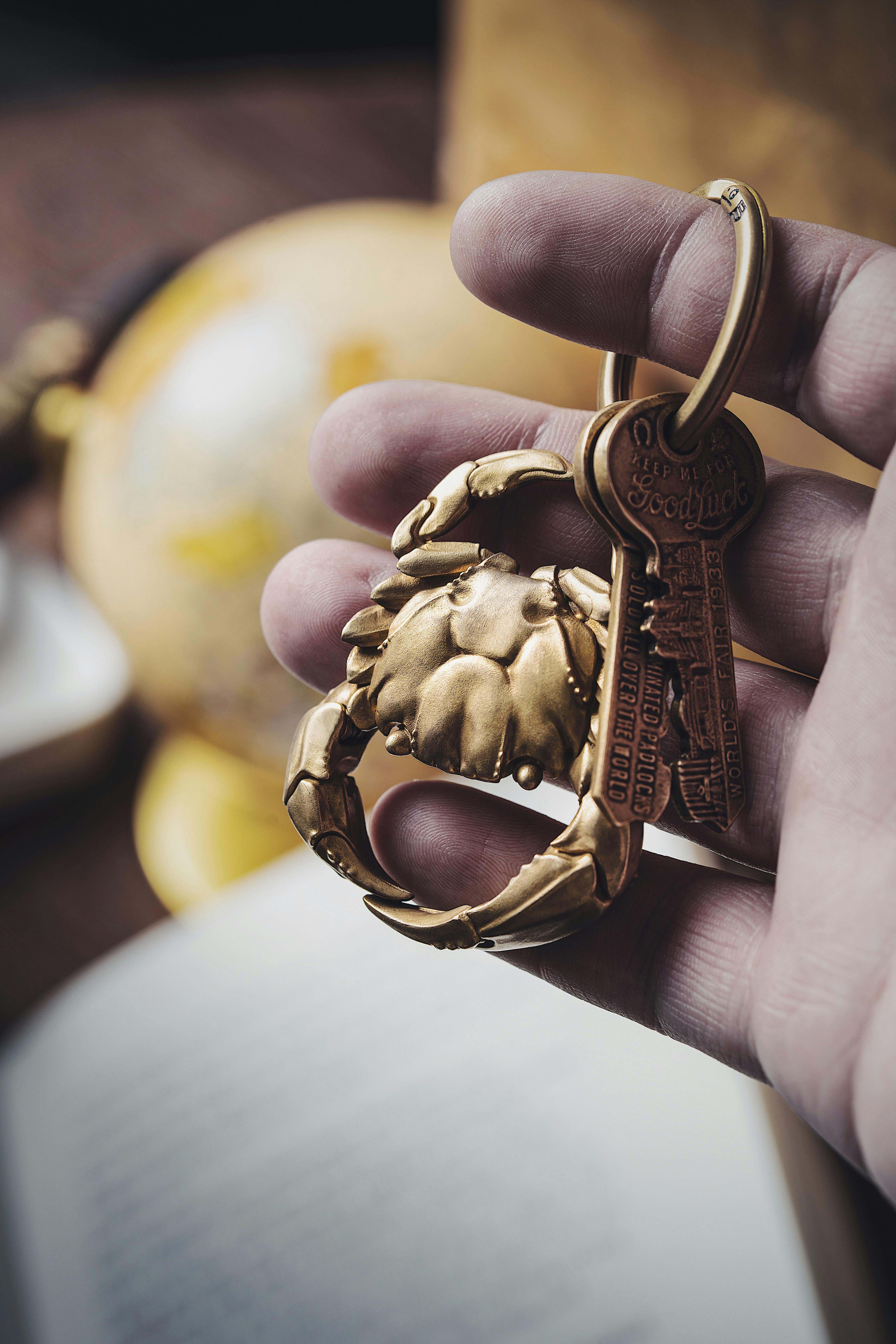 A hand bearing a bunch of keys | Source: Pexels