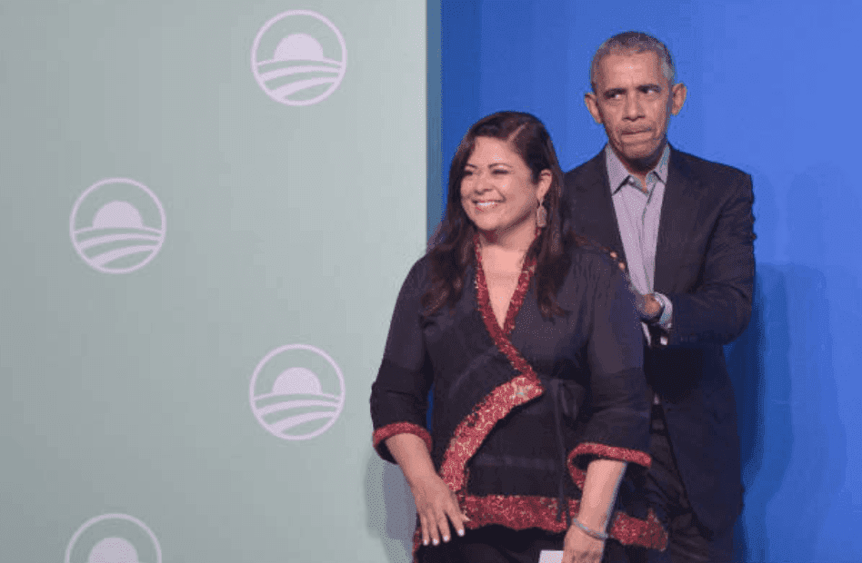  El presidente Barack Obama y su media hermana, Maya Soetoro-ng, llegan al escenario en la conferencia inaugural Líderes: Asia-Pacífico de la Fundación Obama, el 13 de diciembre de 2019, en Kuala Lumpur, Malasia. |  Foto: Zahim Mohd / NurPhoto a través de Getty Images