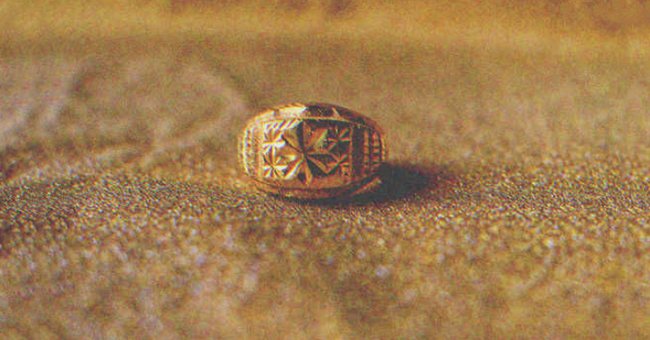 Anillo dorado expuesto sobre una superficie. | Foto: Shutterstock