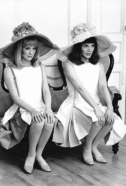 Françoise Dorléac et Catherine Deneuve sur le tournage 'Des demoiselles de Rochefort' en 1967. |Photo : Getty Images. Françoise Dorléac et Catherine Deneuve sur le tournage 'Des demoiselles de Rochefort' en 1967. |Photo : Getty Images.