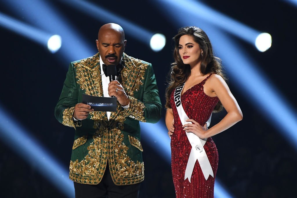 Steve Harvey entrevista a Sofía Aragón en el concurso Miss Universo 2019, el 8 de diciembre de 2019 en Atlanta, Georgia. | Foto: Getty Images Steve Harvey entrevista a Sofía Aragón en el concurso Miss Universo 2019, el 8 de diciembre de 2019 en Atlanta, Georgia. | Foto: Getty Images