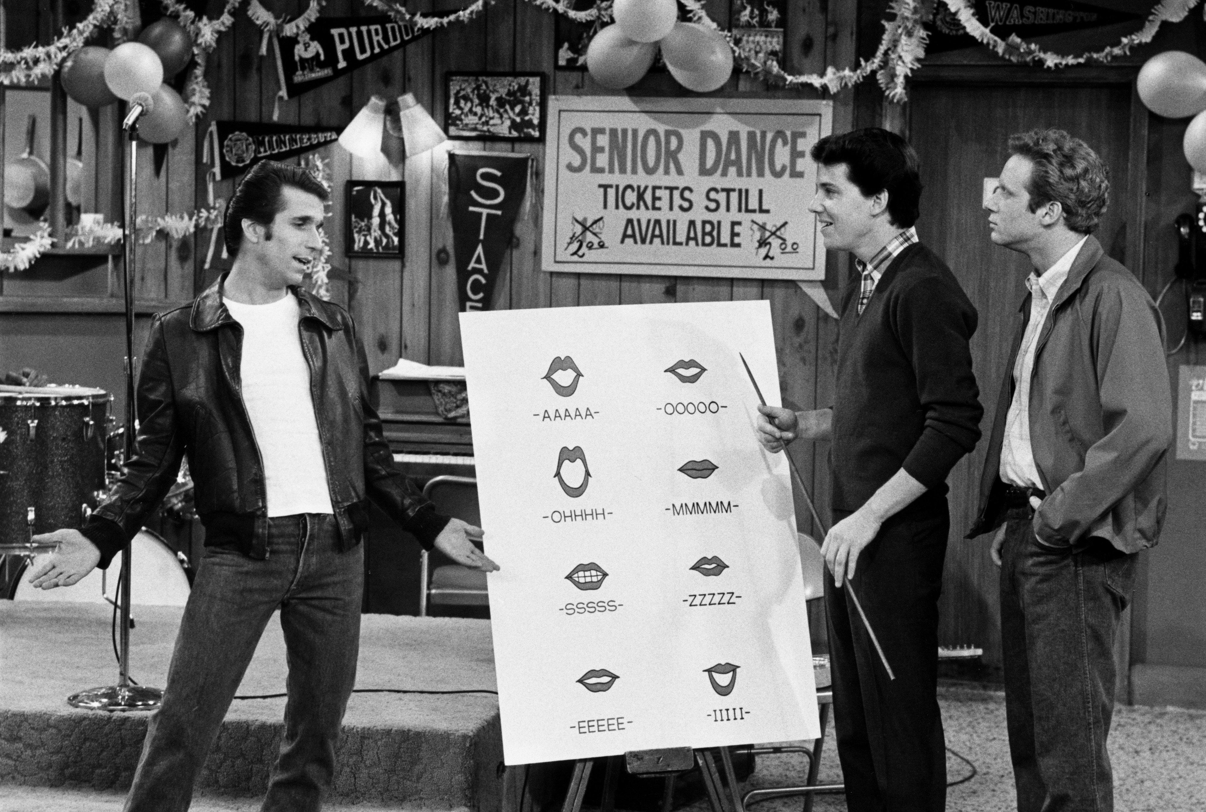 Henry Winkler (Fonzie) with Anson Williams (Potsie) and Danny Most (Ralph) on "Happy Days" on January 27, 1976. | Source: Getty Images