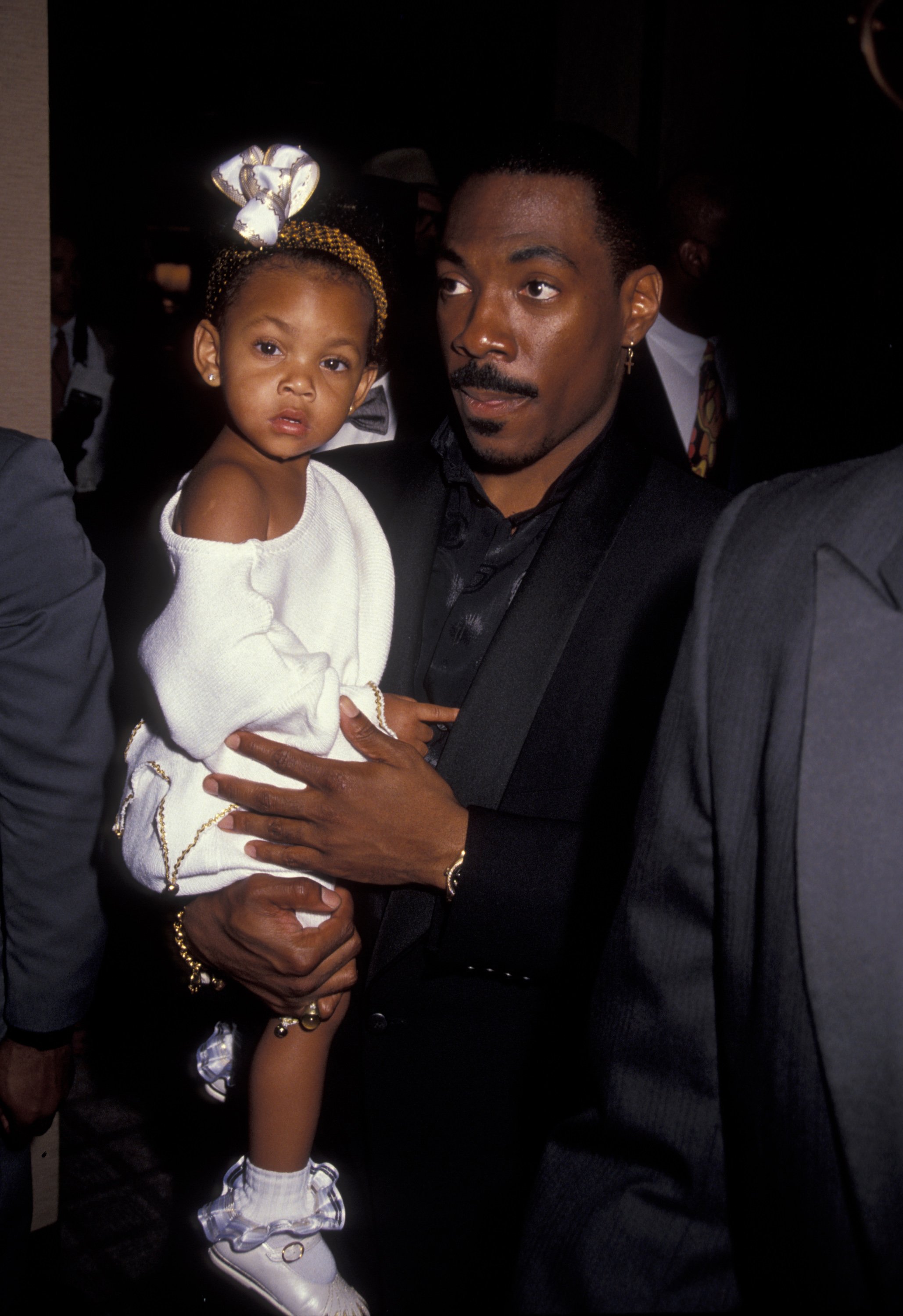 Eddie Murphy y su hija Bria Murphy durante su NAACP Salute en Los Ángeles, California, el 19 de julio de 1991. | Foto: Getty Images