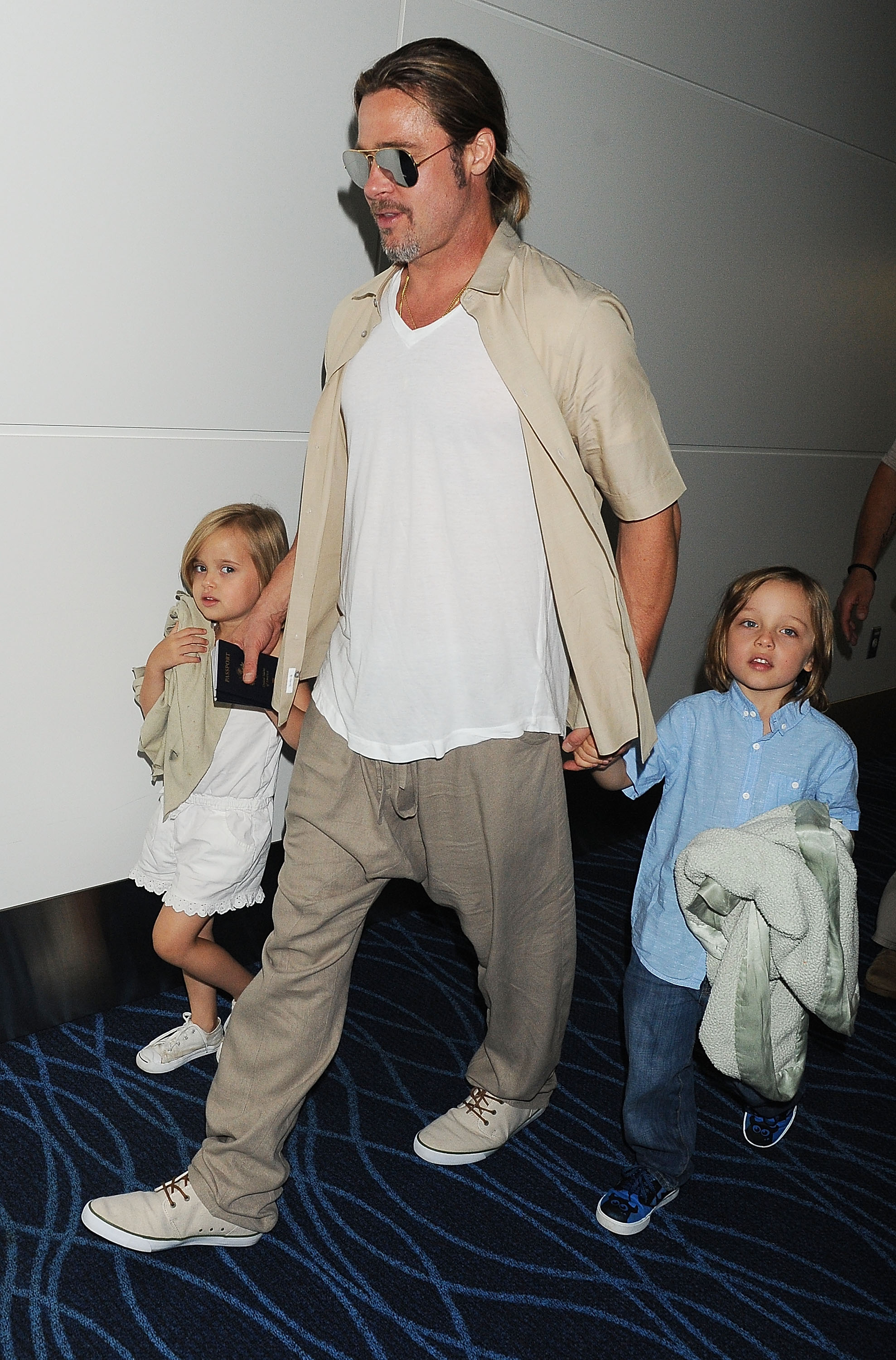 Brad Pitt, Knox Jolie-Pitt and Vivienne Jolie-Pitt on July 30, 2013 in Tokyo, Japan | Source: Getty Images