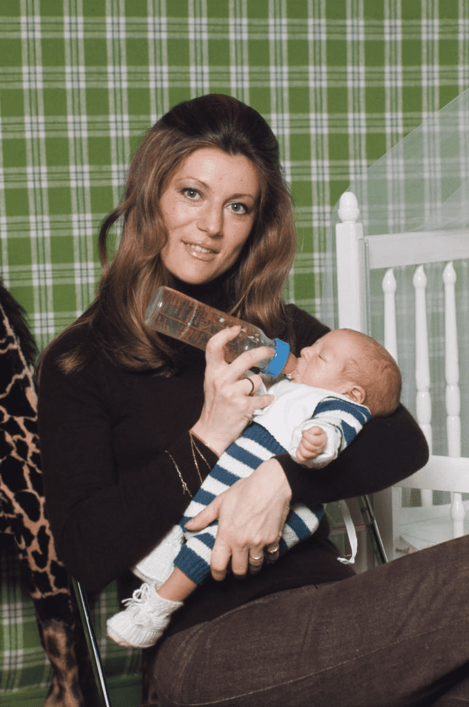 La chanteuse française Sheila et son fils Ludovic chez eux à Feucherolles, mai 1975. | Photo : Getty Images