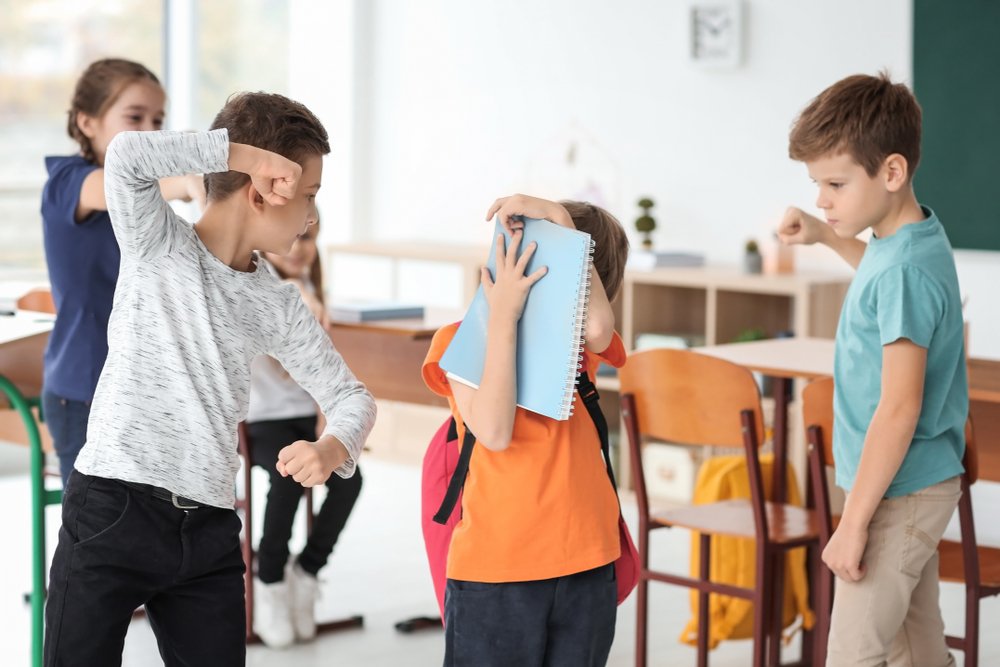 Un enfant harcelé par ses camarades de classe | Photo : Shutterstock
