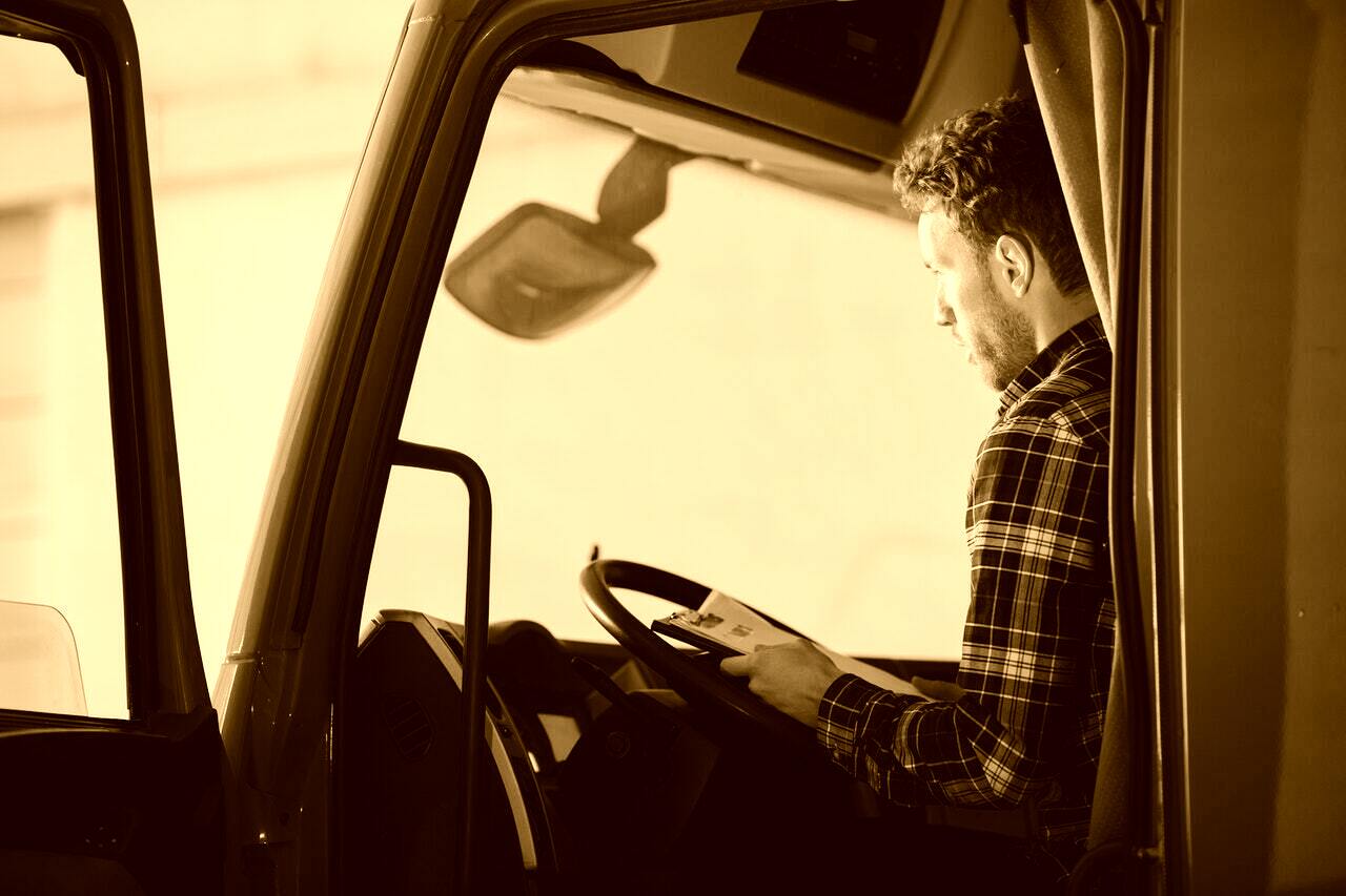 Un hombre joven al volante de un camión. | Foto: Pexels