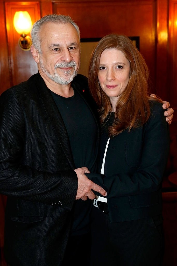 Francis Perrin et sa femme Gersende le 4 avril 2013 à Paris, France. | Photo : Getty Images