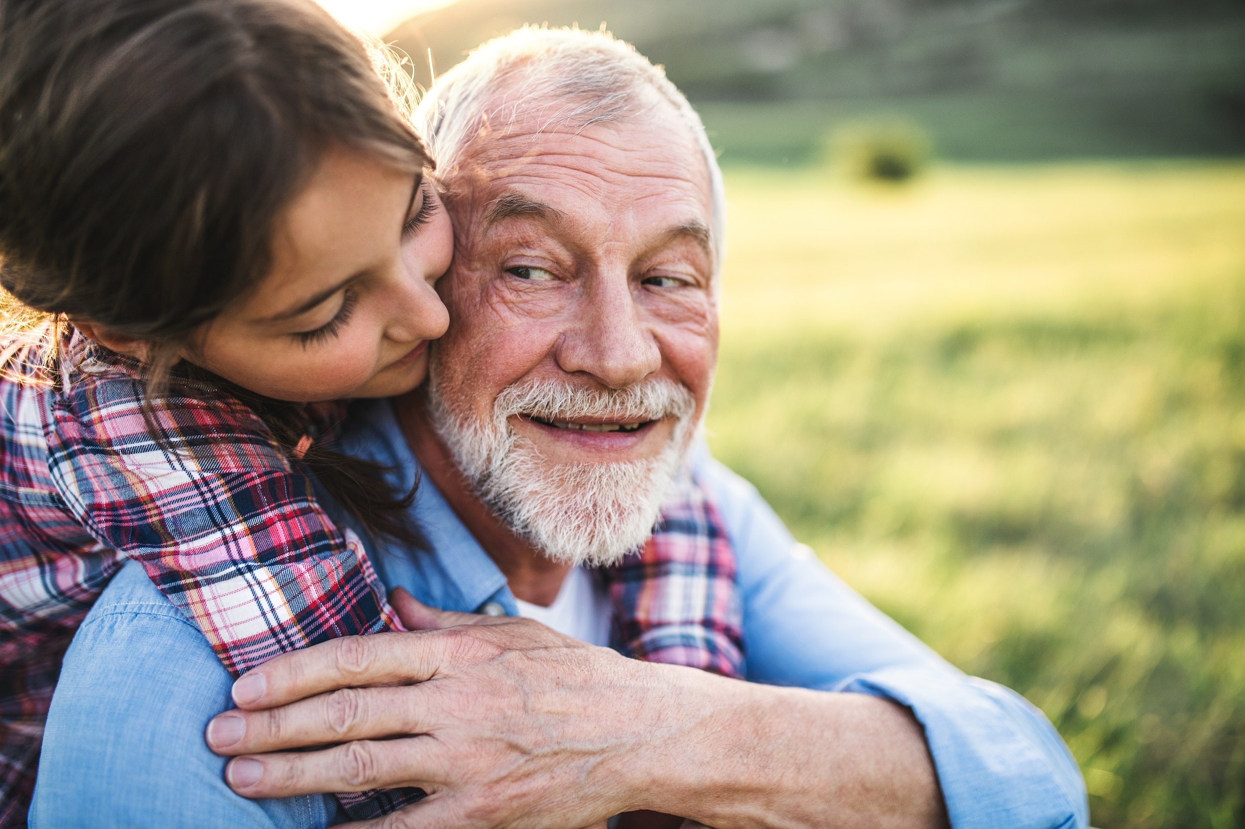 Abuelo pasando tiempo con su nieta. | Foto: Shutterstock