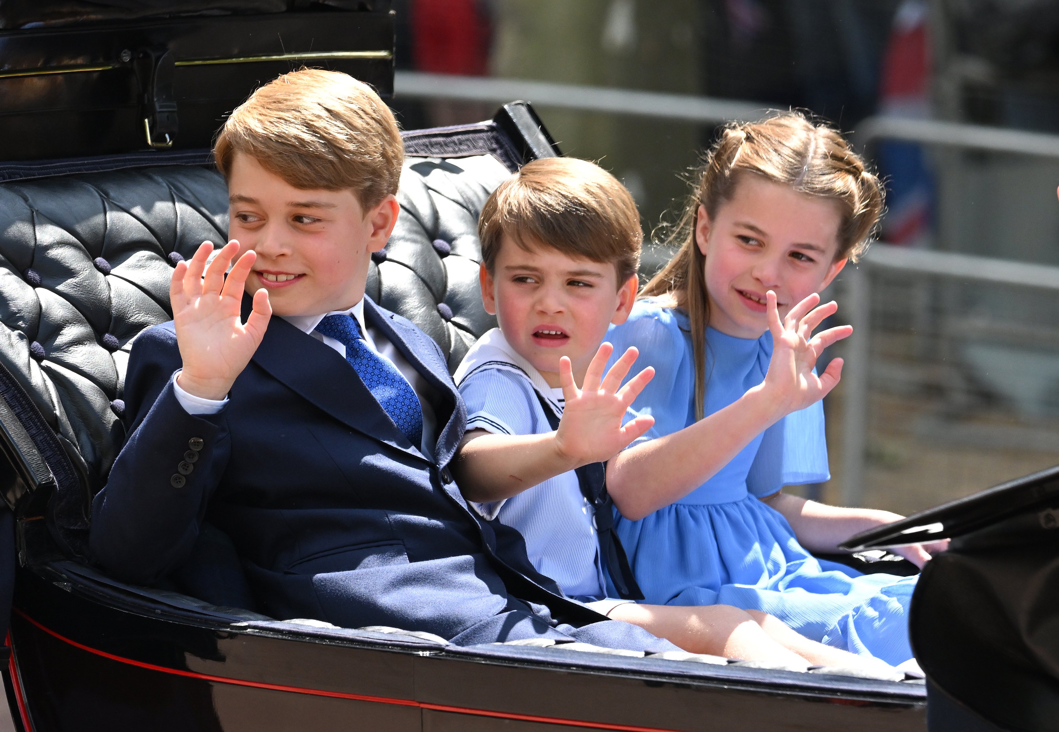 Prens George, Prens Louis ve Prenses Charlotte, 02 Haziran 2022'de Londra, İngiltere'de Kraliçe II. Elizabeth Platinum Jübilesi sırasında Renk Birliği'ndeki araba alayında.  |  Kaynak: Getty Images