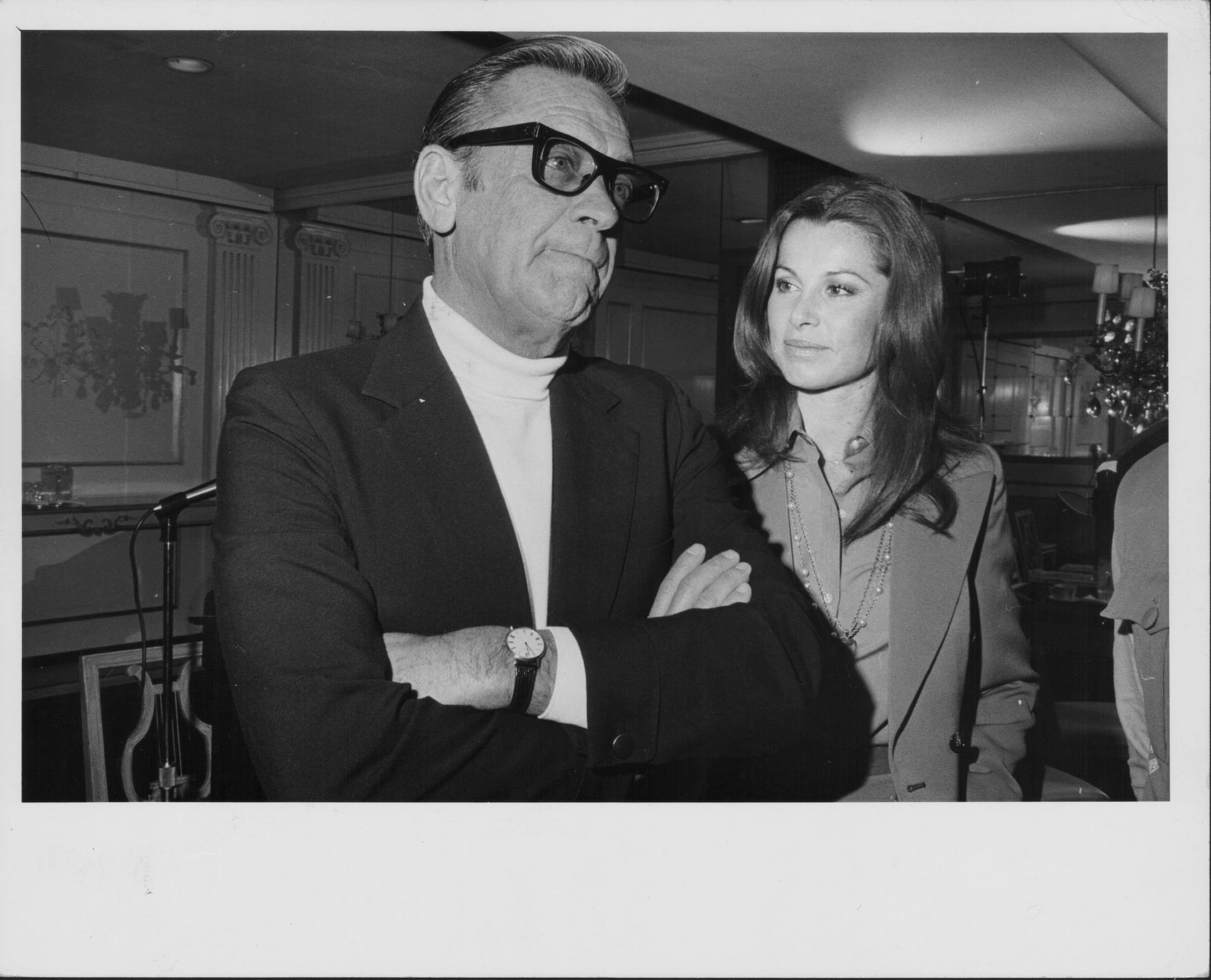 William Holden and the actress at a press conference on October 31, 1975 | Source: Getty Images