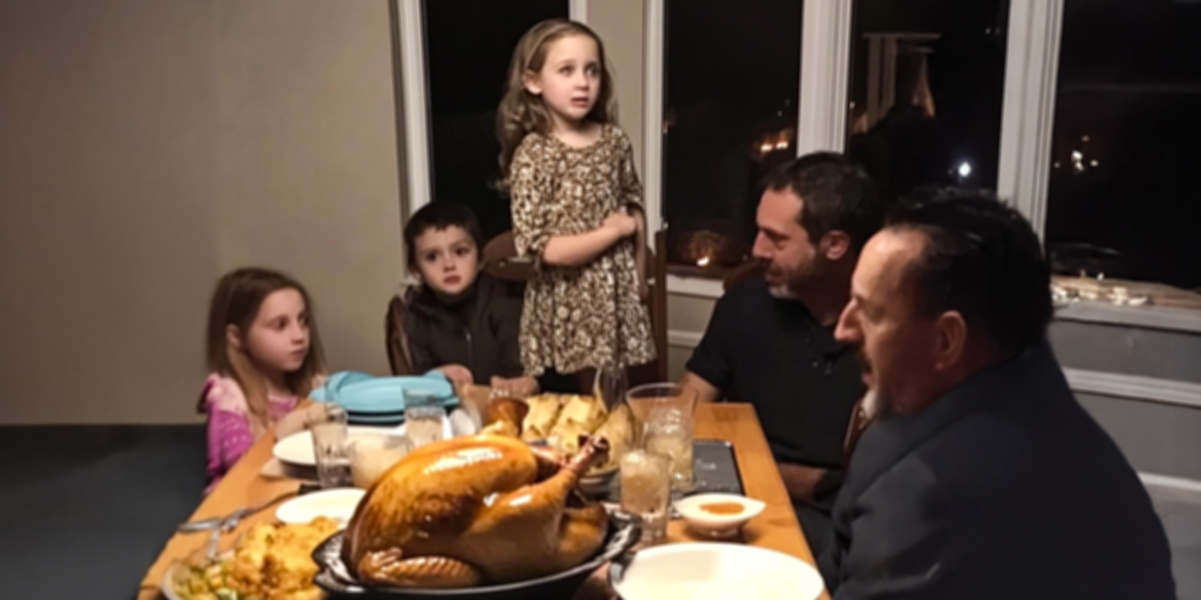 A family having Thanksgiving dinner | Source: Amomama