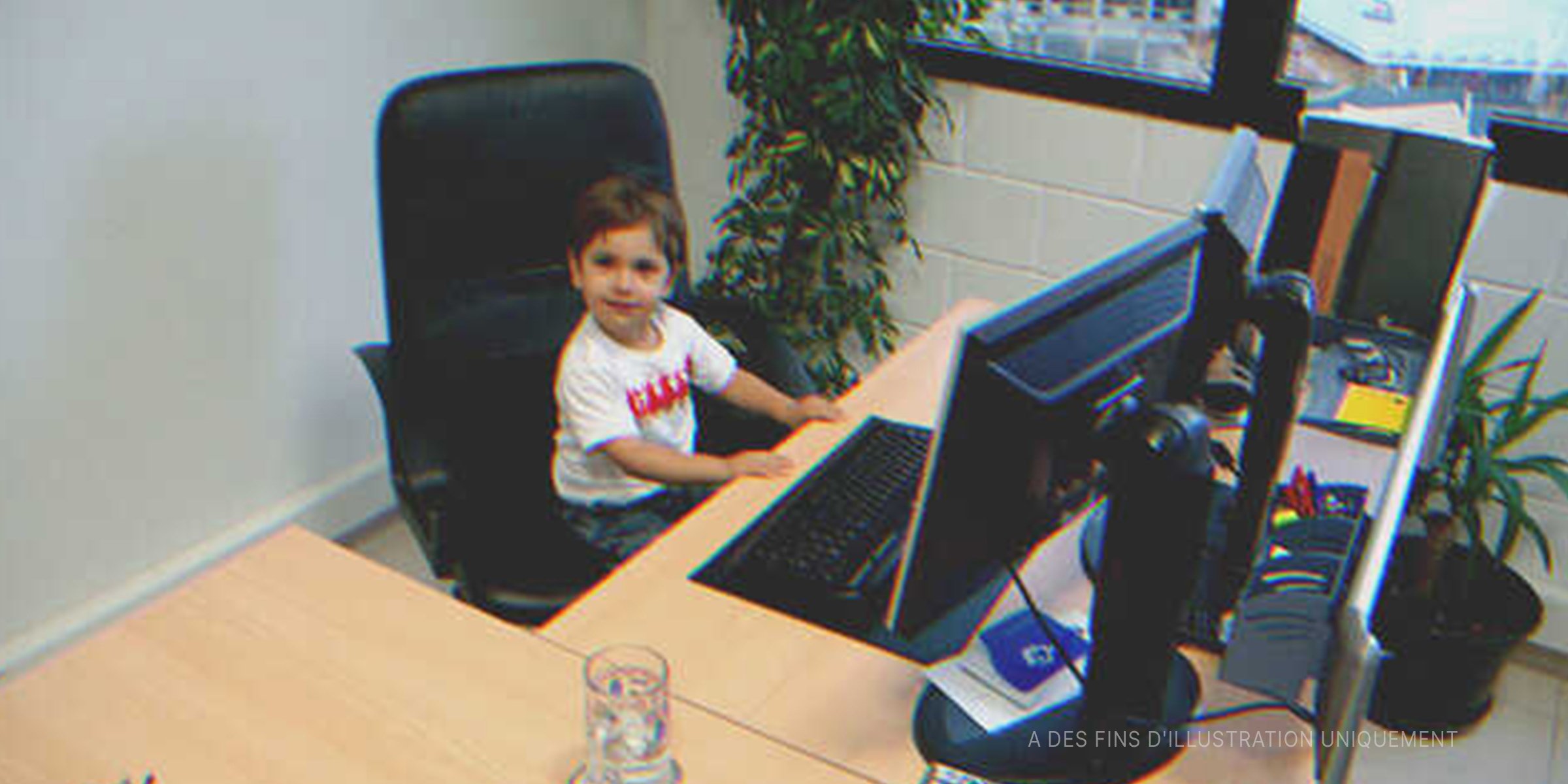 Un enfant au bureau | Photo : Flickr / Mario A. P.
