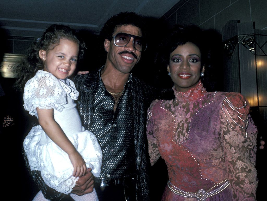Nicole and Lionel Richie, and Brenda Harvey-Richie at The Omega/Itzhak Pearlman Award Ceremonies Dinner in New York City on September 5, 1985 | Photo: Ron Galella/Ron Galella Collection/Getty Images