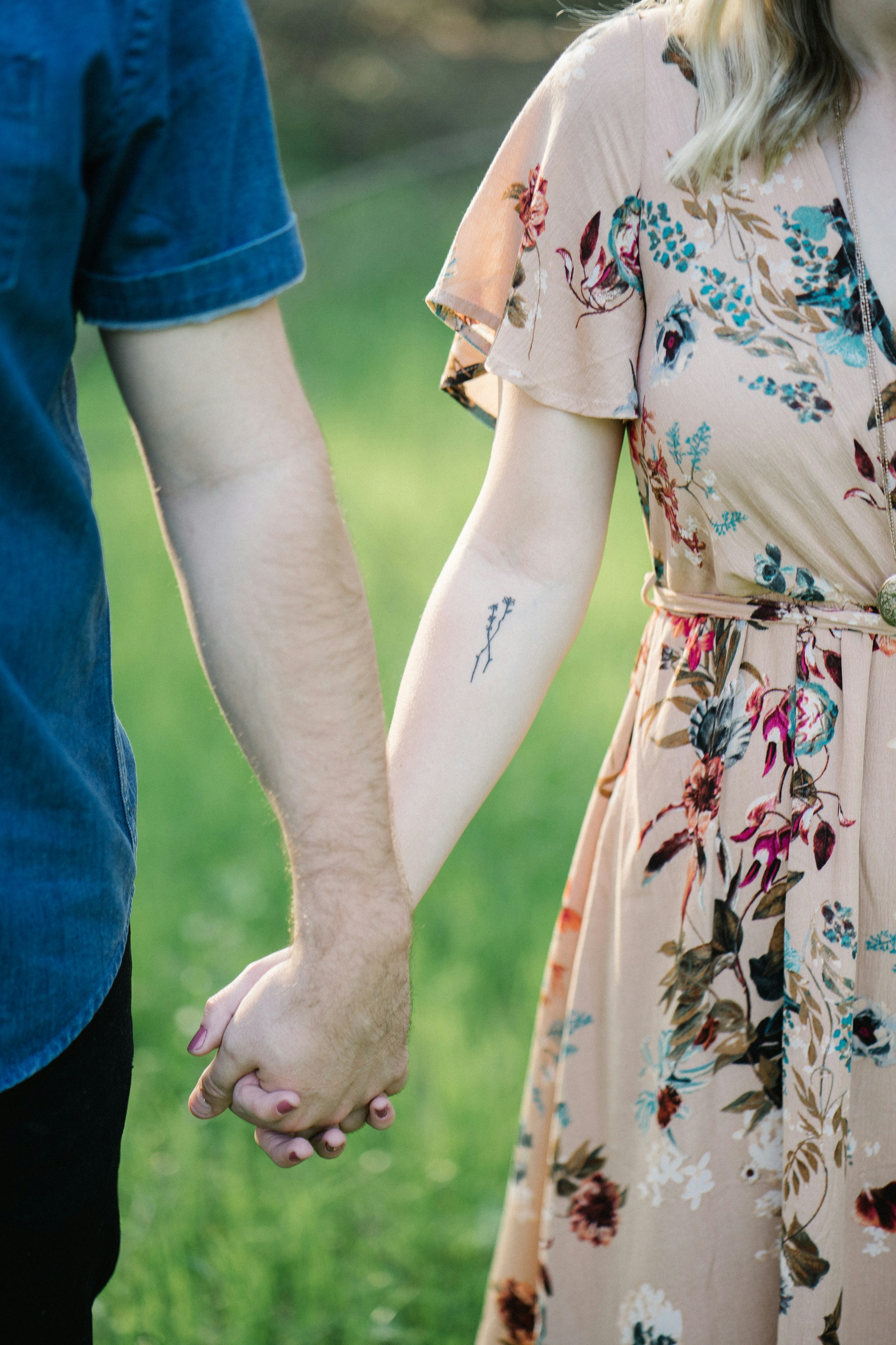 A couple holding hands | Source: Unsplash