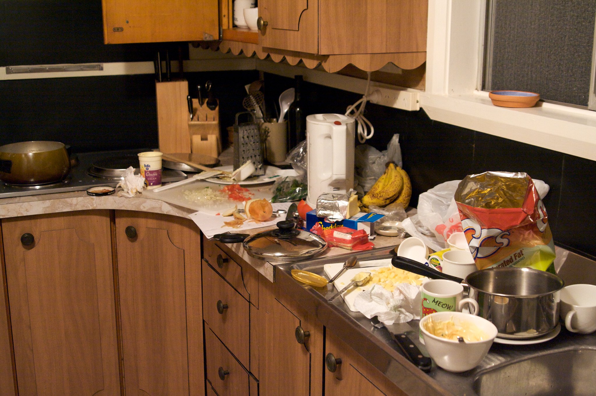 A messy kitchen left as is | Source: Flickr
