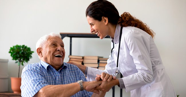 Une médecin parle à un patient âgé. | Photo : Shutterstock