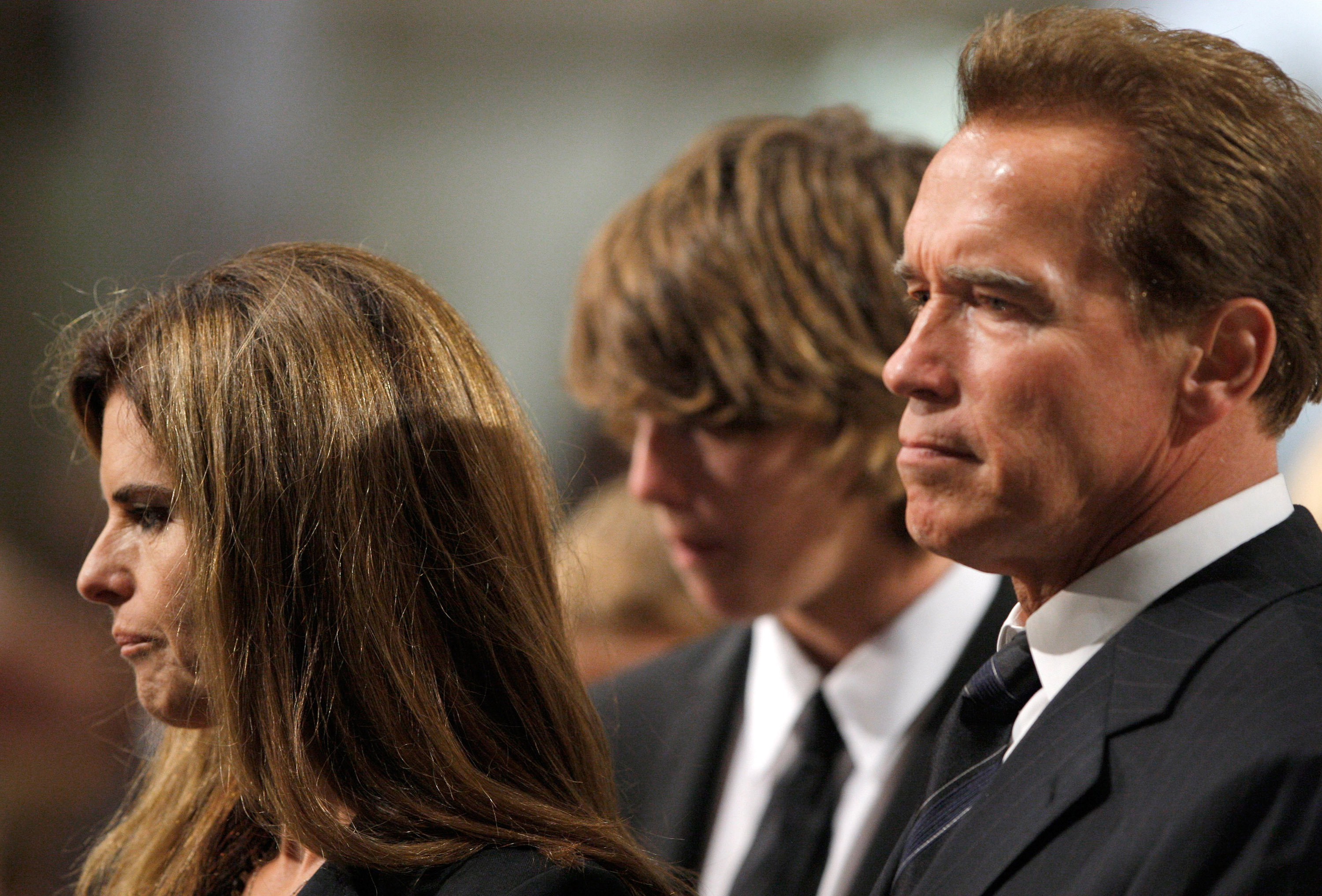 Arnold Schwarzenegger und Maria Shriver während der Trauerfeierlichkeiten für US-Senator Edward Kennedy in der Basilika Our Lady of Perpetual Help am 29. August 2009 in Boston, Massachusetts. | Quelle: Getty Images
