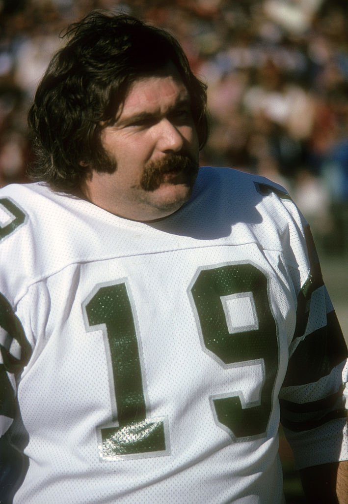  Kicker Tom Dempsey #19 of the Philadelphia Eagles looks on from the sidelines during an NFL football game circa 1974 | Photo: Getty Images