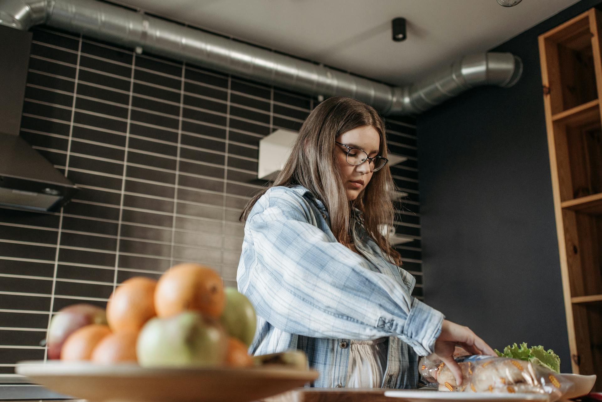 A woman preparing food in the kitchen | Source: Pexels