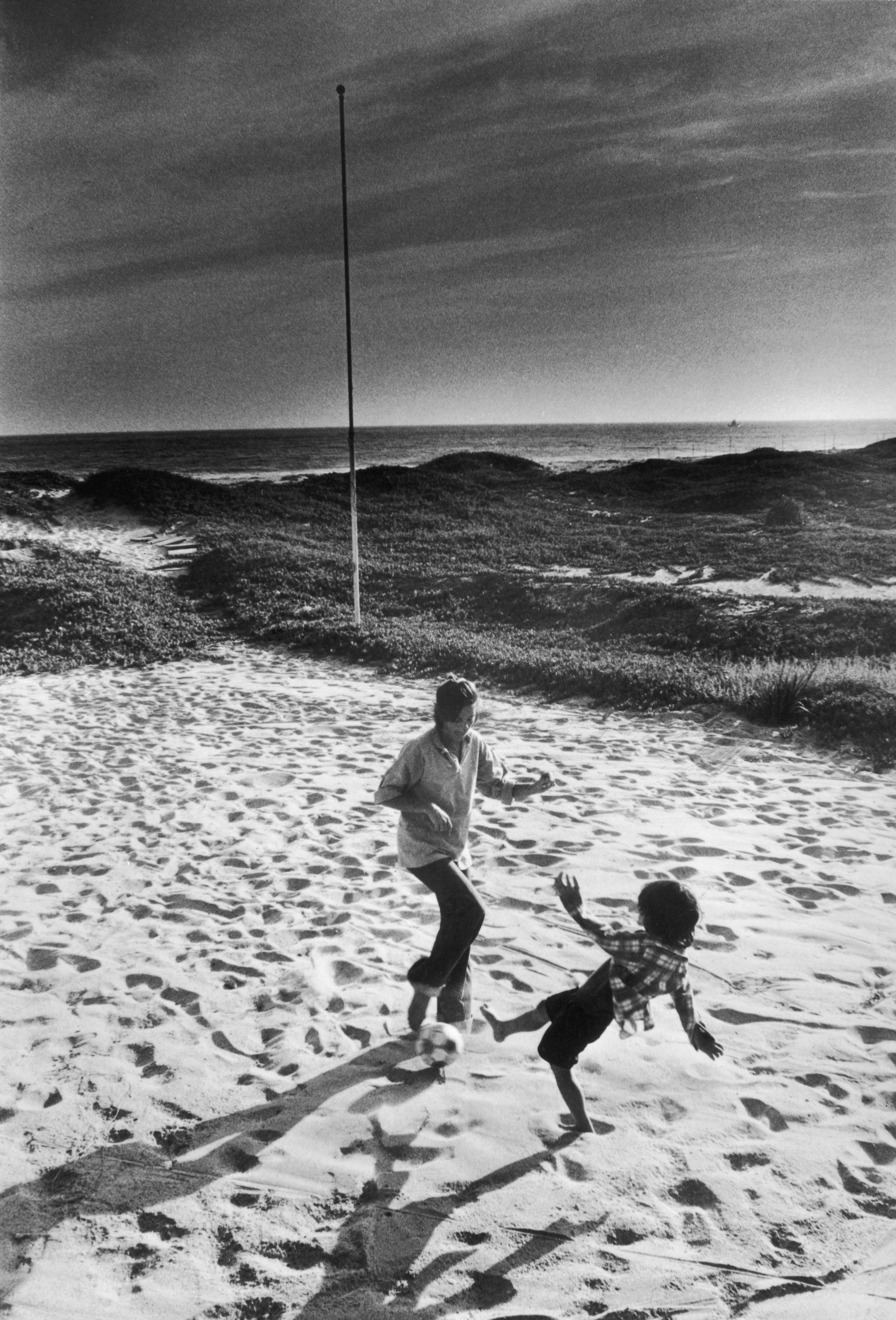 Ali MacGraw and her son Josh Evans play together on the beach in 1978 in California. | Source: Getty Images