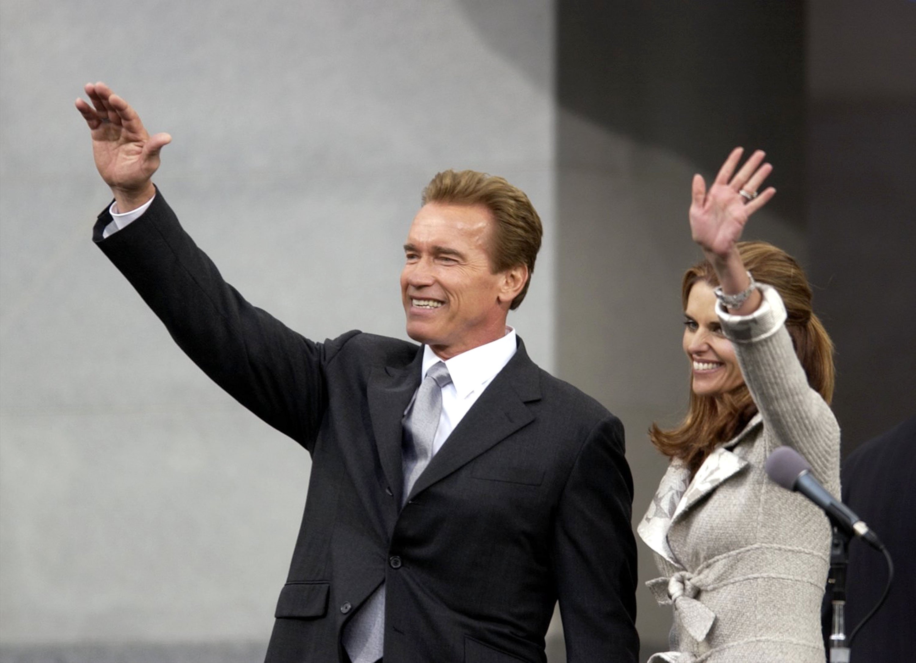 Arnold Schwarzenegger y su esposa, Maria Shriver, durante una ceremonia de inauguración, el 17 de noviembre de 2003 en Sacramento, California. | Foto: Getty Images