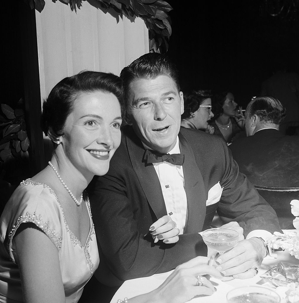 Ronald Reagan et Nancy (Davis) Reagan assistant au mariage de Joan, la fille de Jack Bennys, le 9 mars 1954, en Californie, à Los Angeles : Getty Images