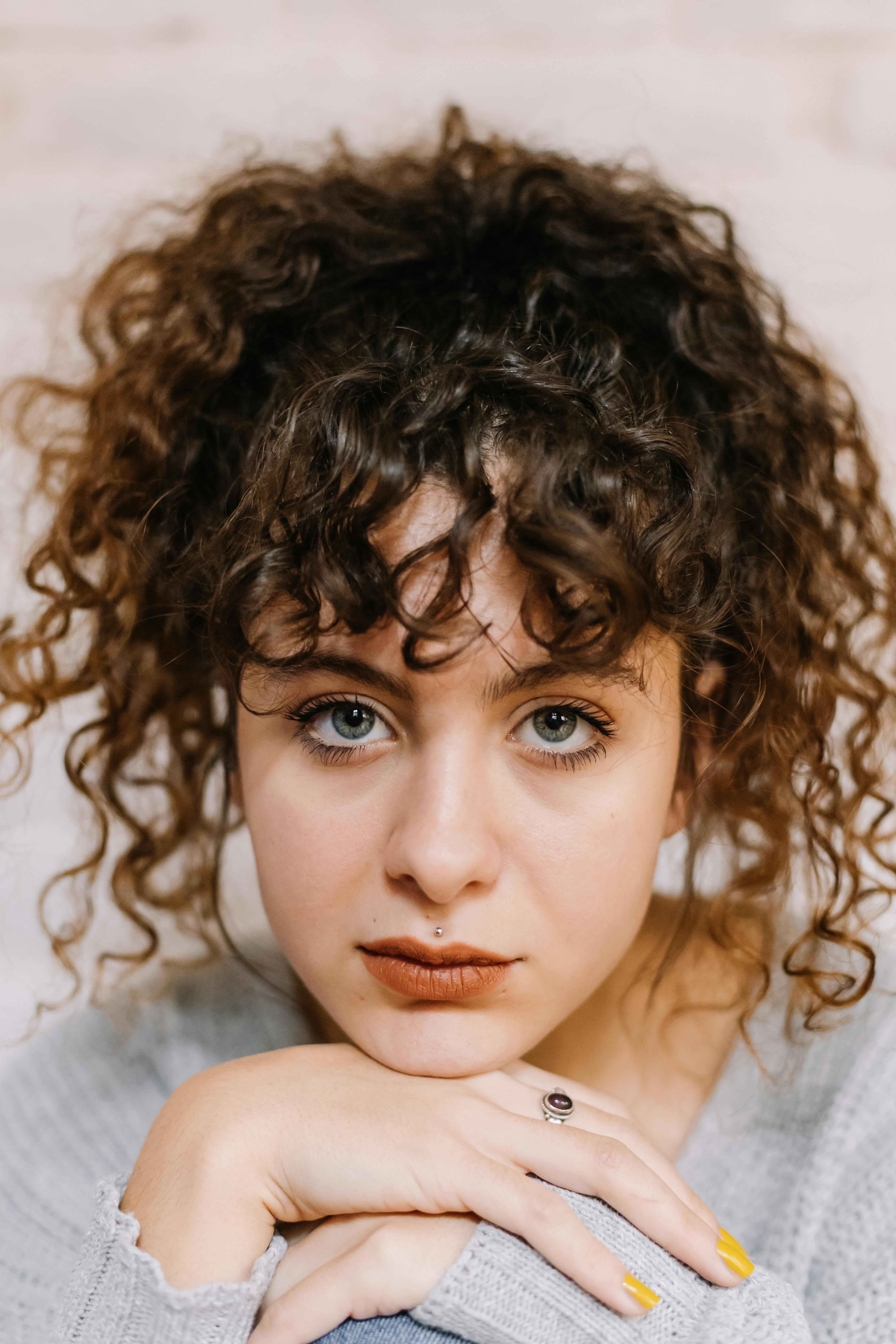 A woman with a daring look in  her eyes | Source: Pexels