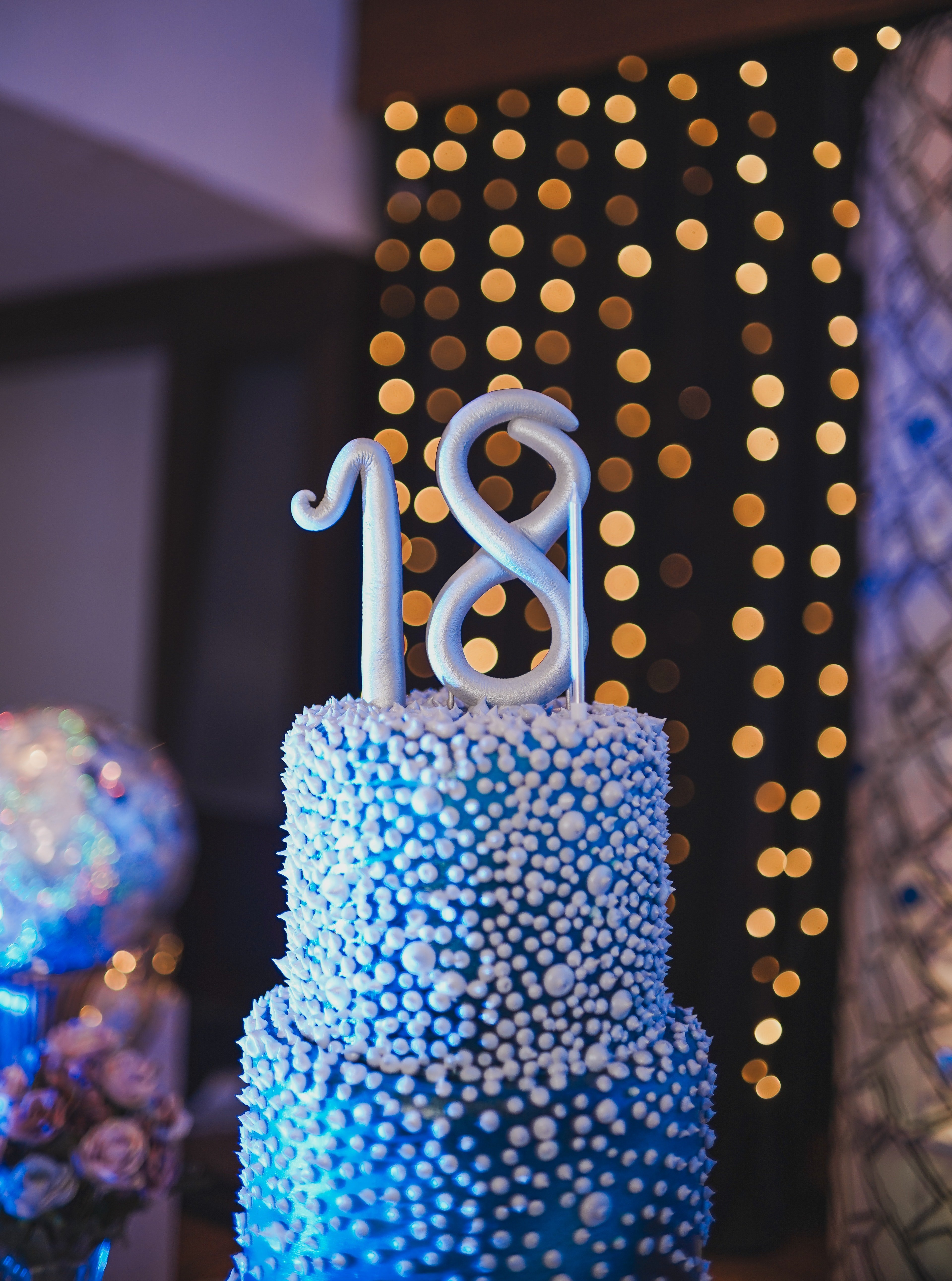 Un gran pastel de cumpleaños número 18. | Foto: Pexels